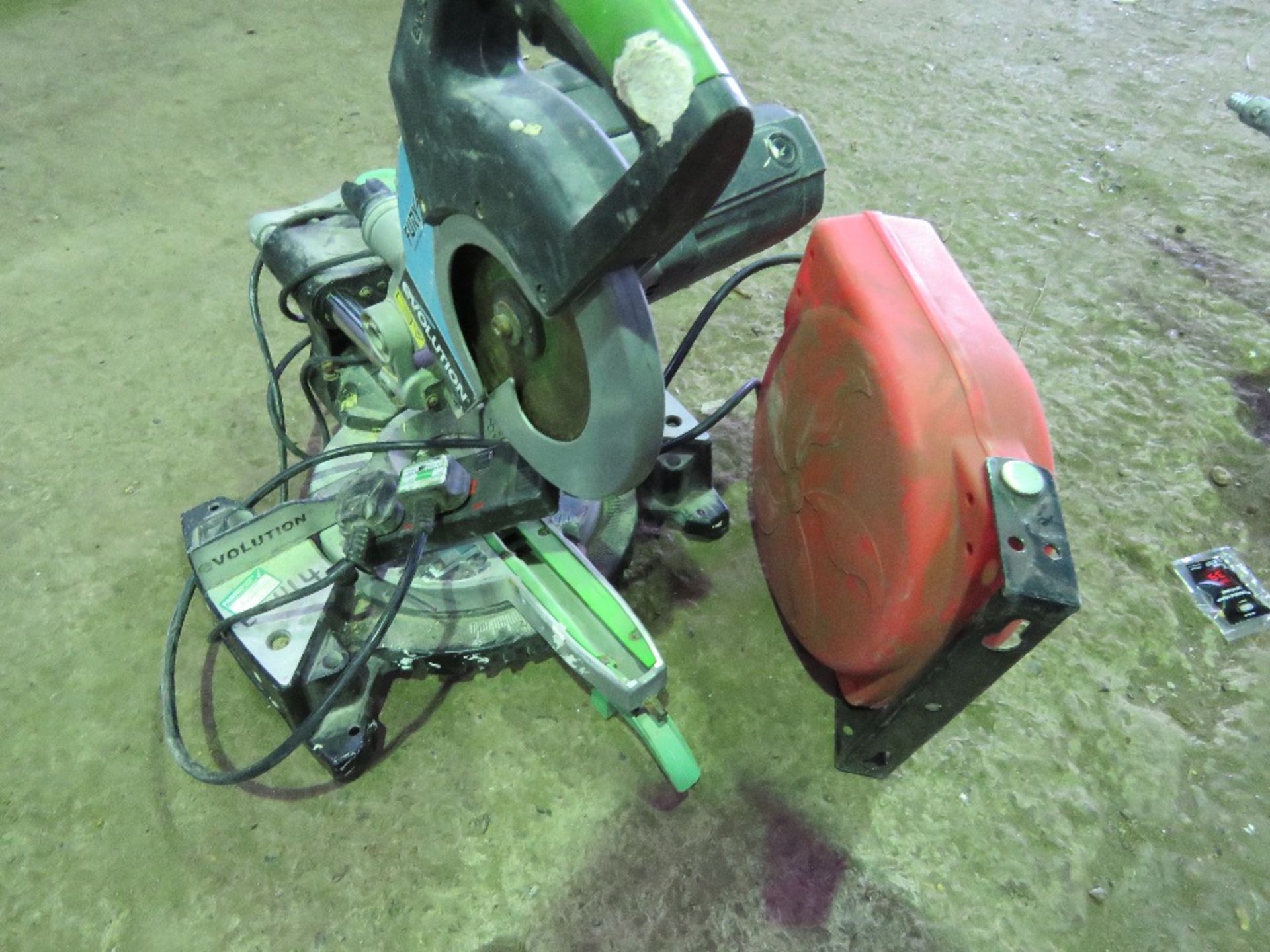 EVOLUTION 240VOLT MITRE SAW PLUS A RETRACTABLE CABLE REEL. COMPANY LIQUIDATION STOCK. THIS LOT IS - Image 4 of 4