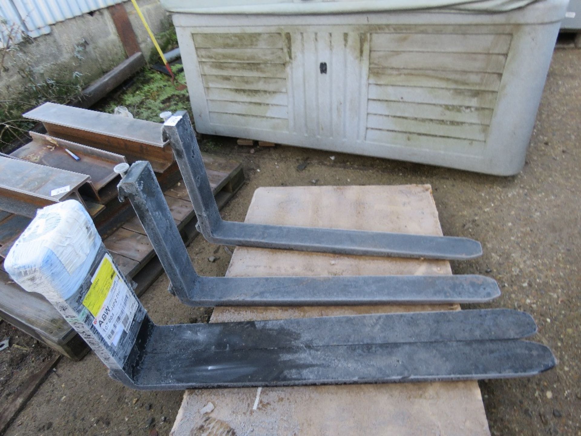 2 X PAIRS OF FORKLIFT TINES, 16" CARRIAGE, 1M AND 1.15M LENGTH APPROX. SOURCED FROM COMPANY LIQUIDAT - Image 3 of 4