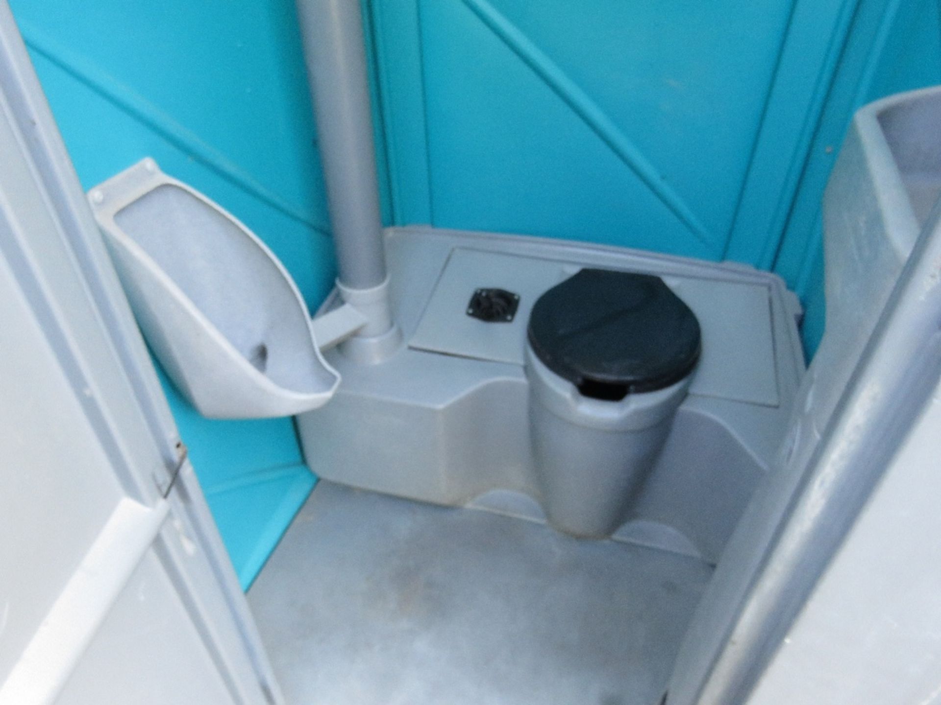 PORTABLE SITE TOILET WITH WASHBASIN AND URINAL. CLEANED AND BLUE DETERGENT ADDED READY FOR USE. T - Image 2 of 4