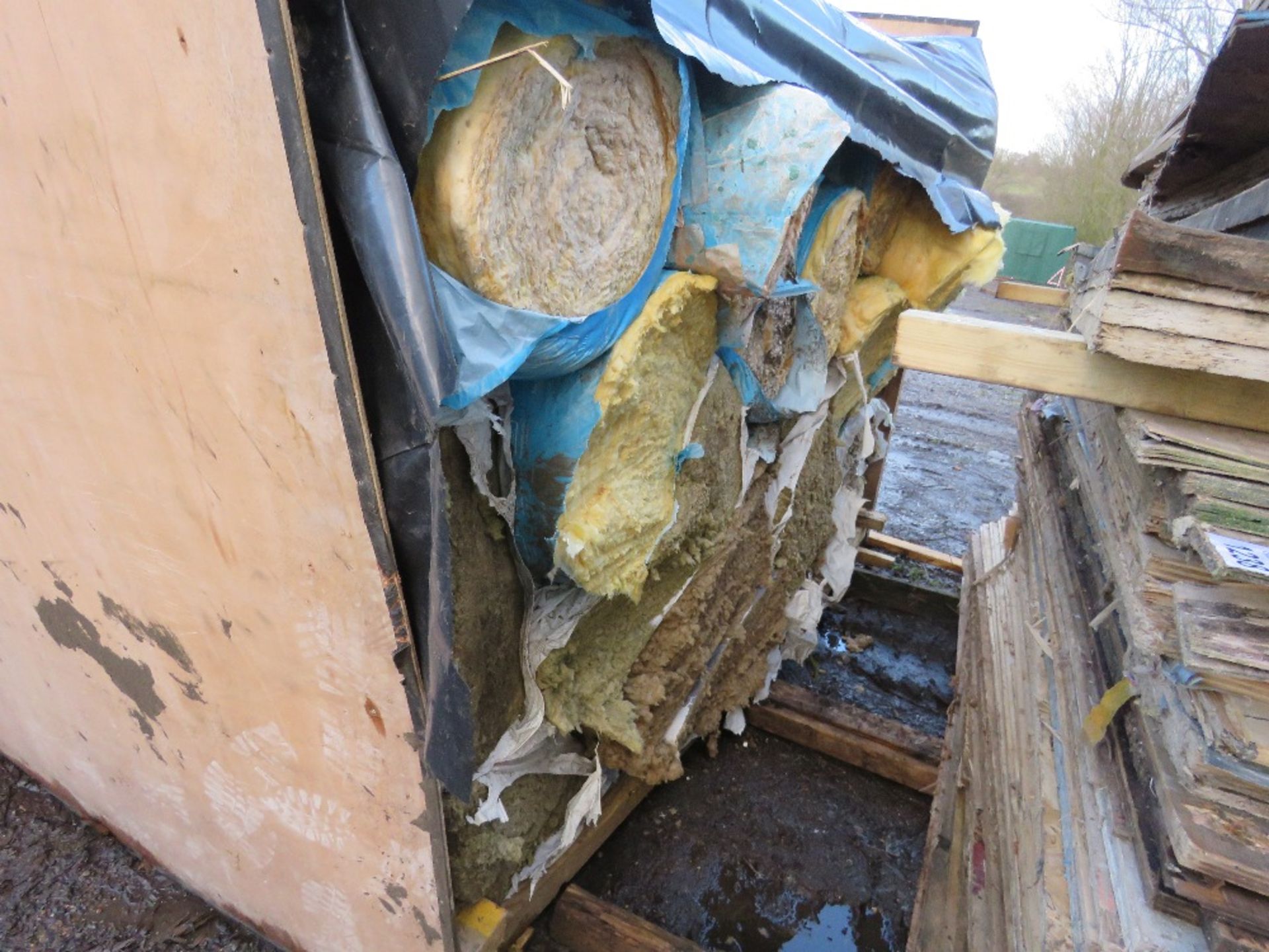 LARGE PALLET OF INSULATION MATERIAL. THIS LOT IS SOLD UNDER THE AUCTIONEERS MARGIN SCHEME, THEREF - Image 3 of 3