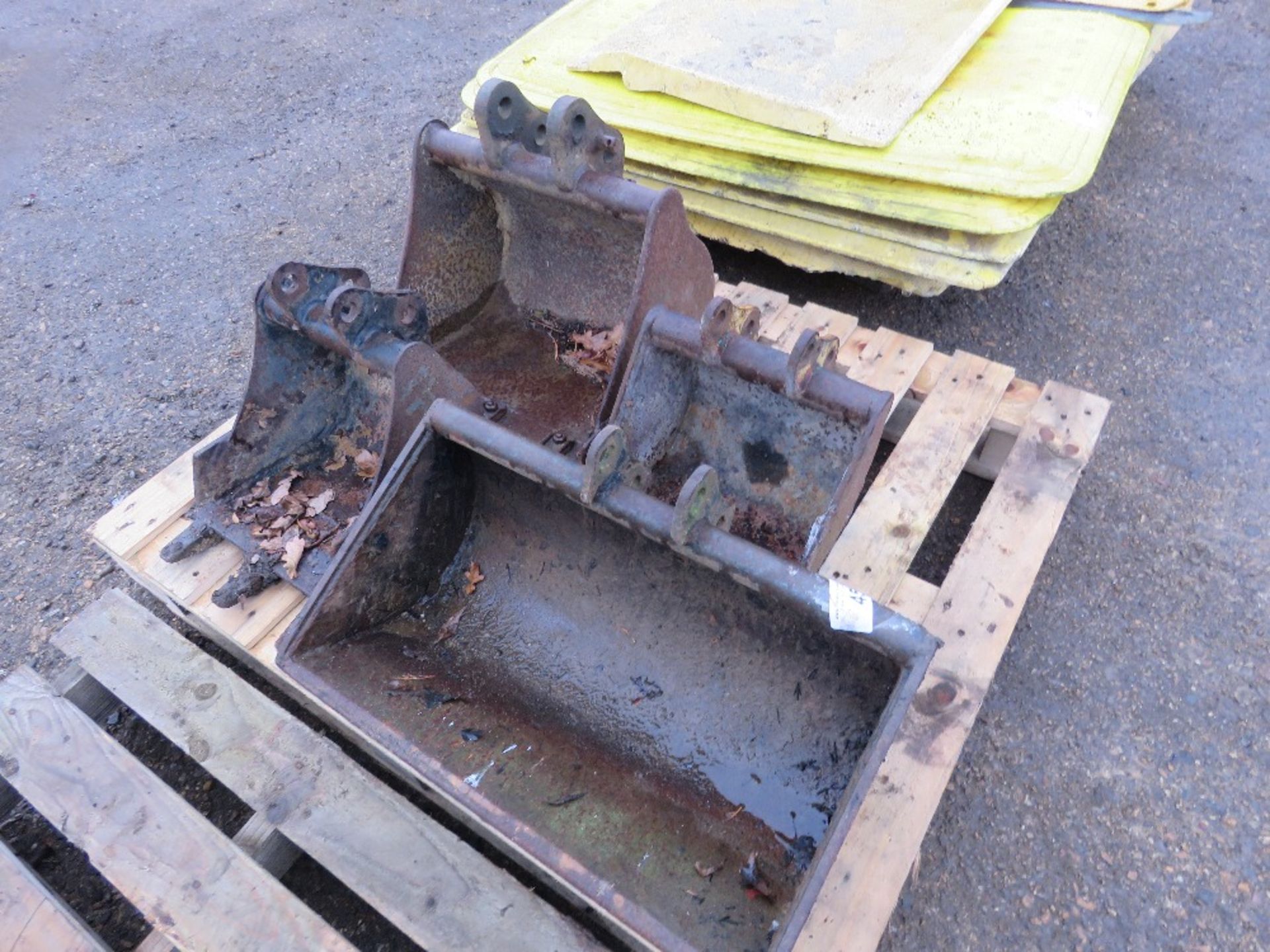 4 X ASSORTED MINI EXCAVATOR BUCKETS. THIS LOT IS SOLD UNDER THE AUCTIONEERS MARGIN SCHEME, THEREF