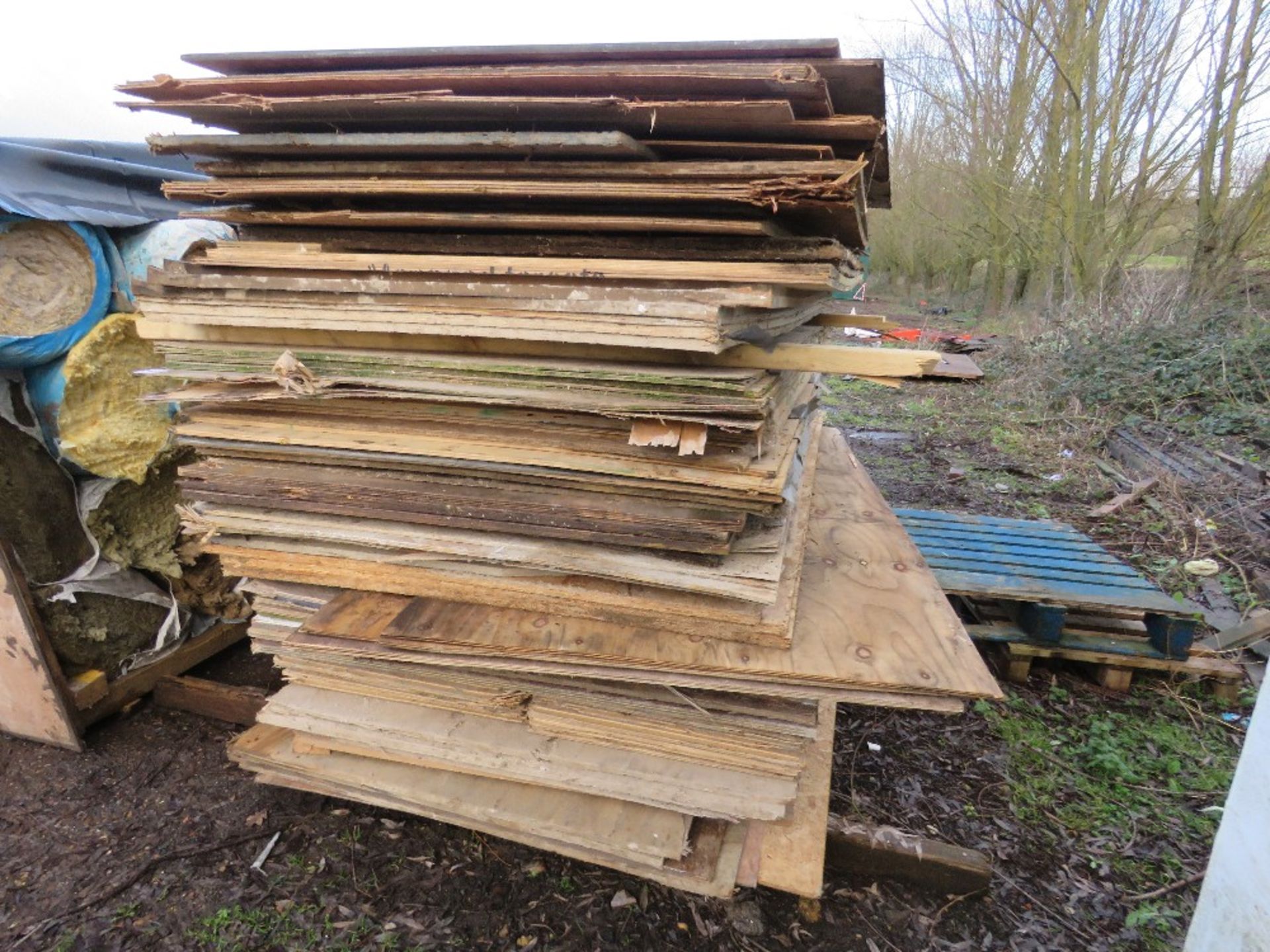 STACK OF PRE USED PLYWOOD AND OTHER SHEETS, 80NO APPROX, PLUS SOME HALF SHEETS. THIS LOT IS SOL - Image 2 of 5