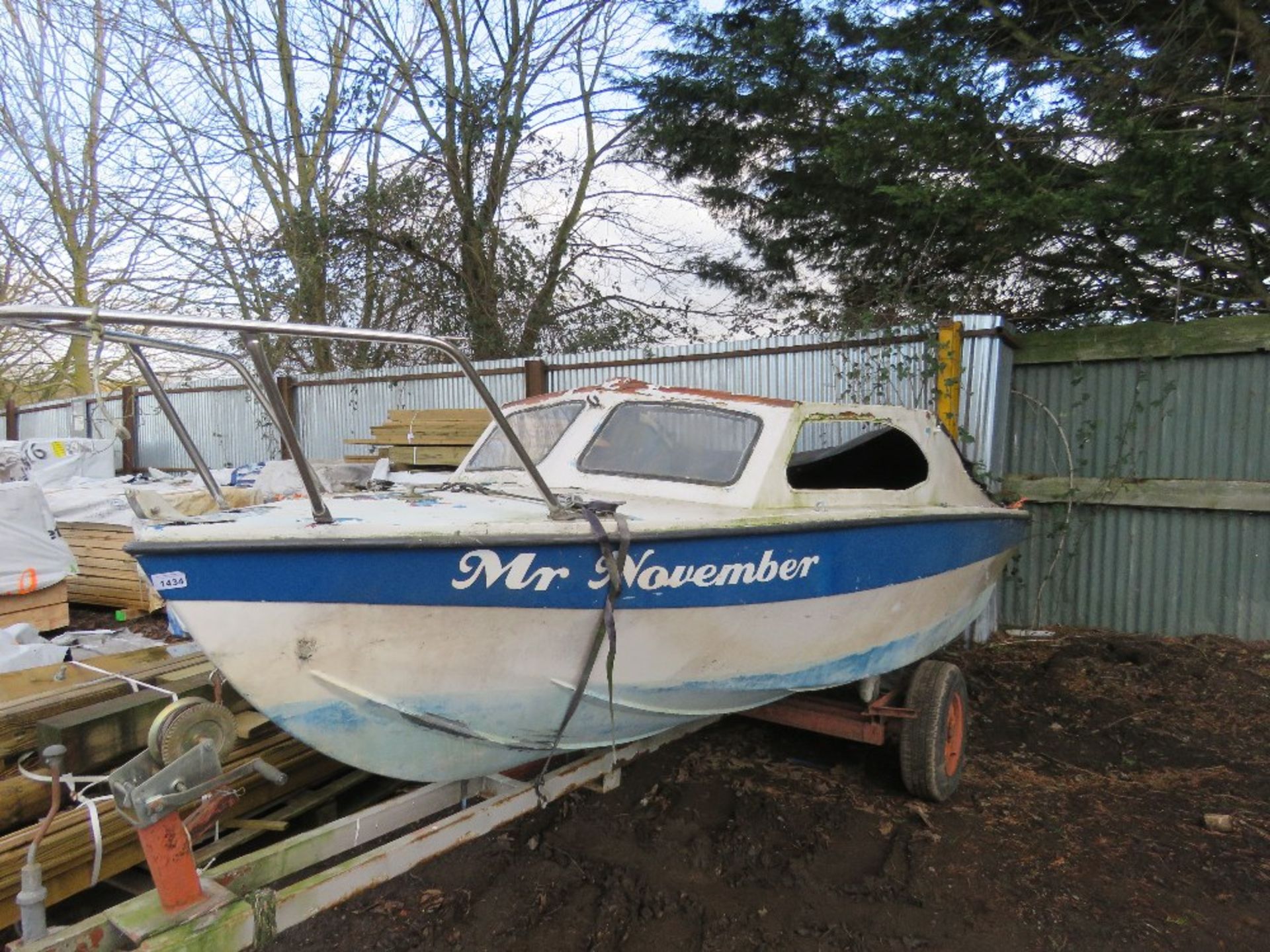 "MR NOVEMBER" DAY CABIN TYPE BOAT, 15FT LENGTH APPROX ON A TRAILER, NO ENGINE. - Image 2 of 5