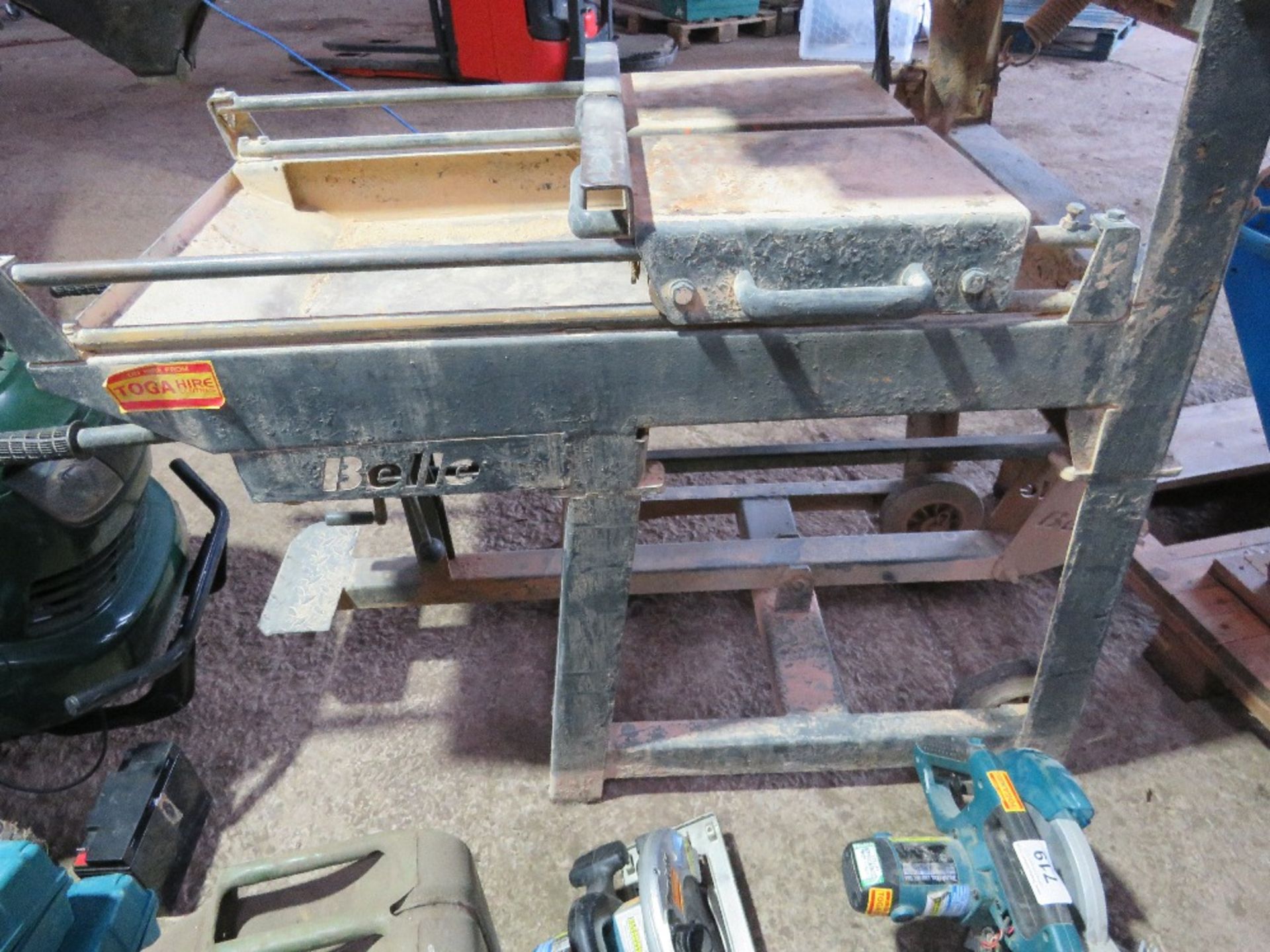 BELLE 110VOLT POWERED BLOCK CUTTING SAWBENCH. - Image 3 of 10