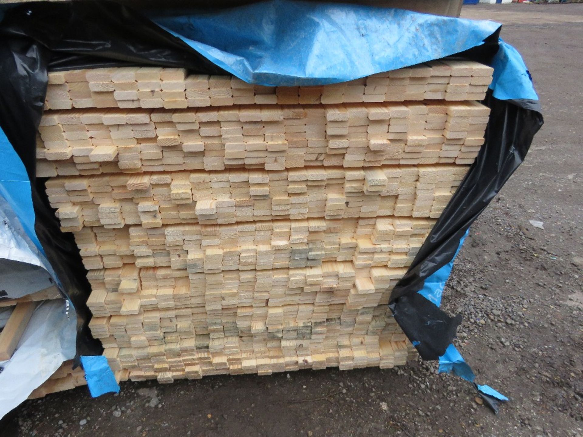 2 X PACKS OF UNTREATED VENETIAN FENCE TIMBER CLADDING SLATS: 1.83M AND 1.73M LENGTH X 17MM DEPTH X 4 - Image 4 of 6