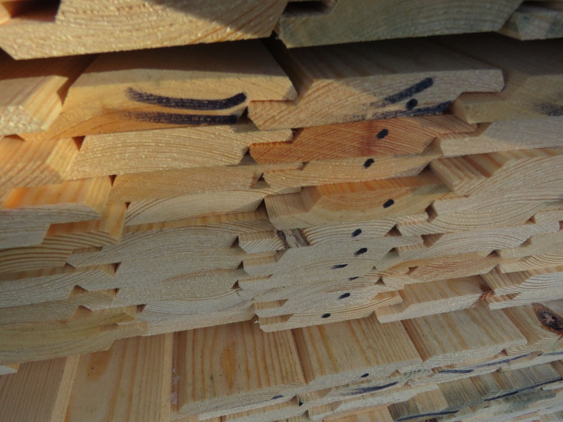 EXTRA LARGE PACK OF UNTREATED SHIPLAP FENCE CLADDING TIMBER BOARDS: 1.74M LENGTH X 100MM WIDTH APPRO - Image 3 of 3