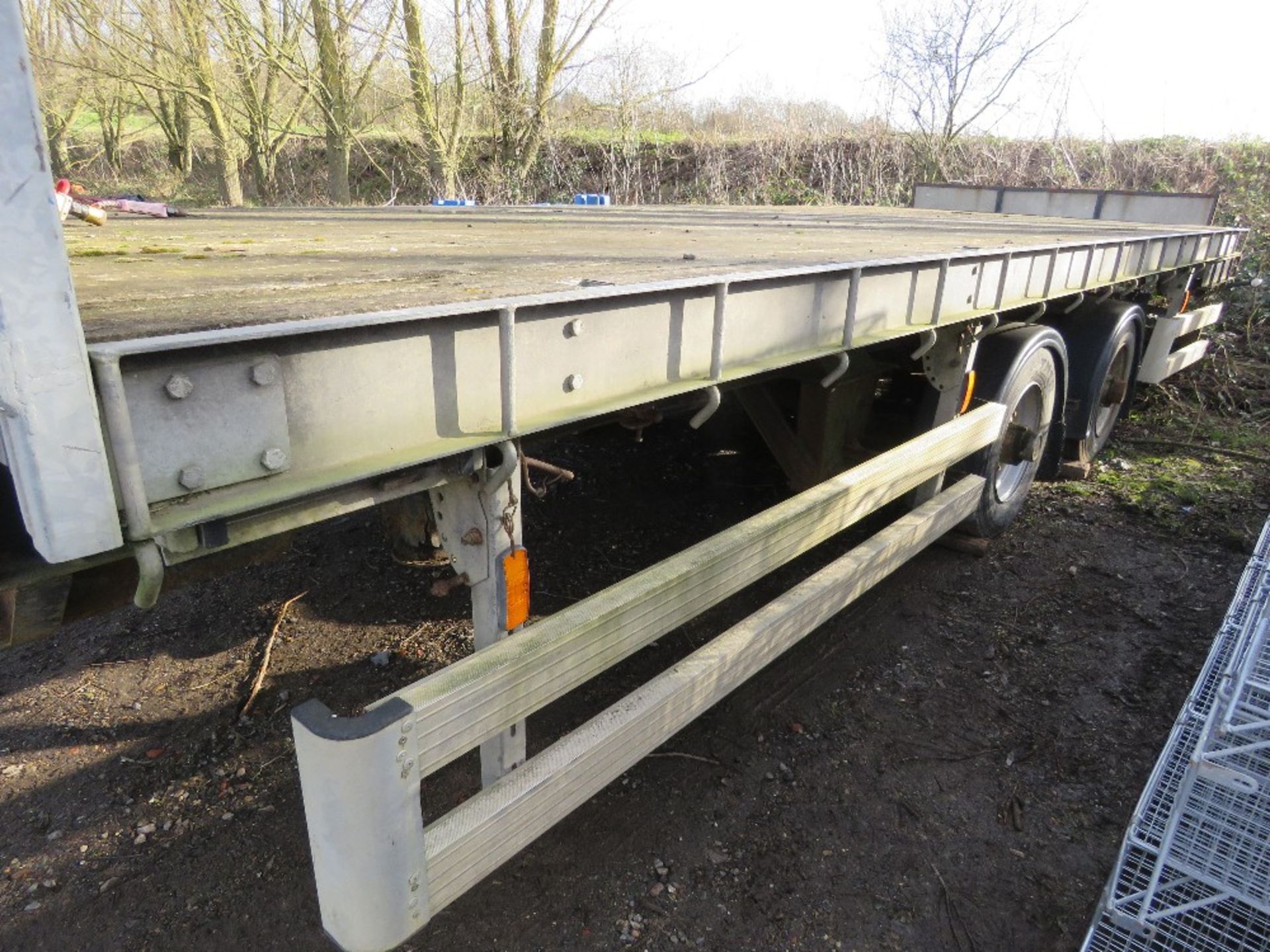 TWIN AXLED FLAT BED DRAWBAR TRAILER. 22FT BED WITH SAFETY ANTI FALL DROP IN SIDE POSTS. 2.55M WIDE. - Image 4 of 17
