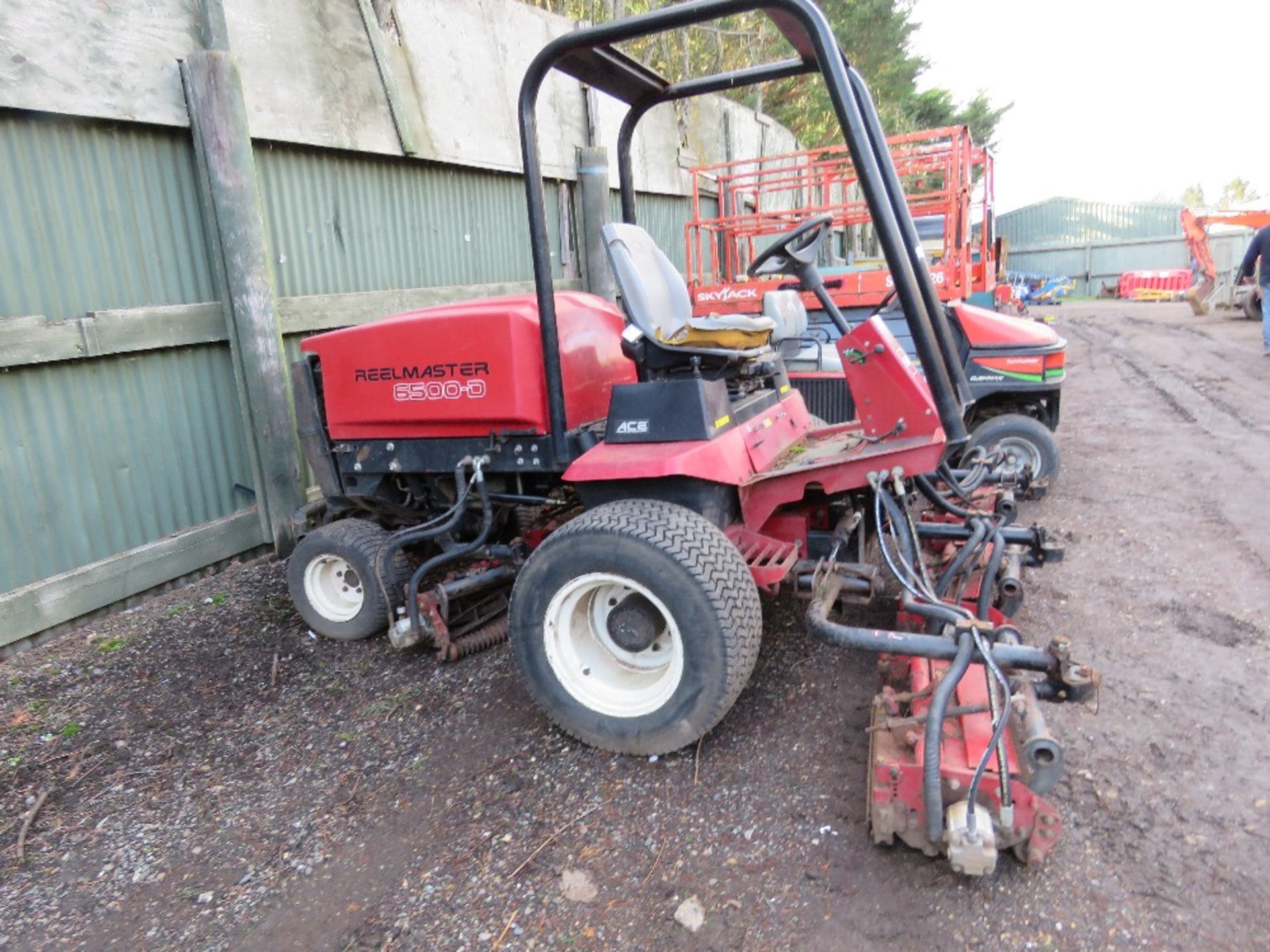 TORO REELMASTER 6500D 5 GANG 4WD MOWER, EX GOLF COURSE. WHEN TESTED WAS SEEN TO RUN, DRIVE AND BLADE - Image 2 of 12