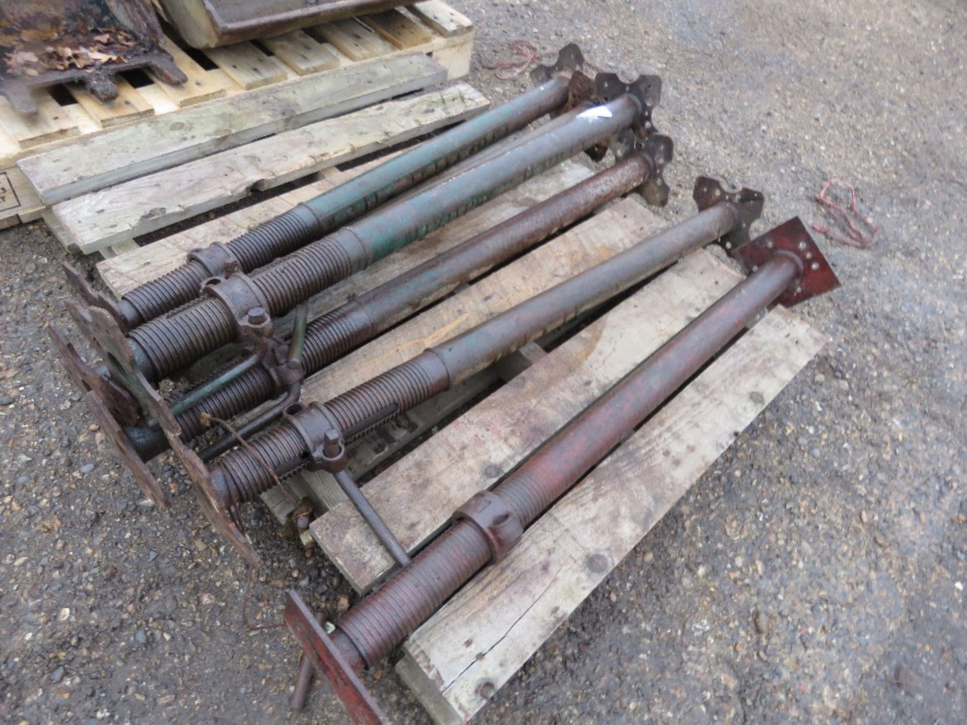 6 ACROW TYPE SUPPORT PROPS 3FT CLOSED LENGTH. THIS LOT IS SOLD UNDER THE AUCTIONEERS MARGIN SCHE - Image 2 of 4