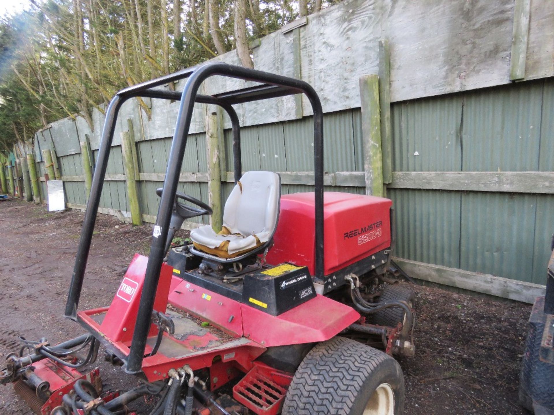 TORO REELMASTER 6500D 5 GANG 4WD MOWER, EX GOLF COURSE. WHEN TESTED WAS SEEN TO RUN, DRIVE AND BLADE - Image 4 of 12