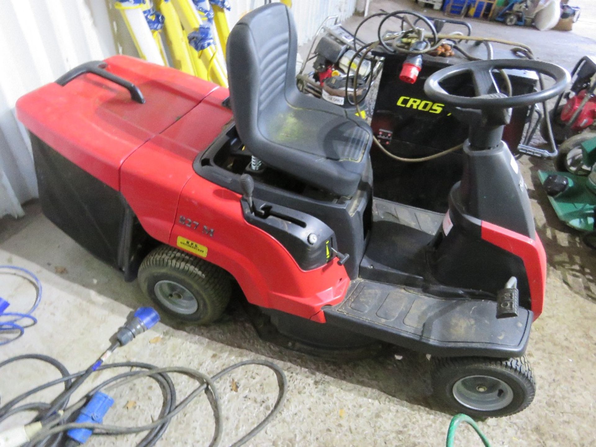 MOUNTFIELD 827M RIDE ON MOWER WITH COLLECTOR. WHEN TESTED WAS SEEN TO DRIVE AND MOWERS ENGAGED.