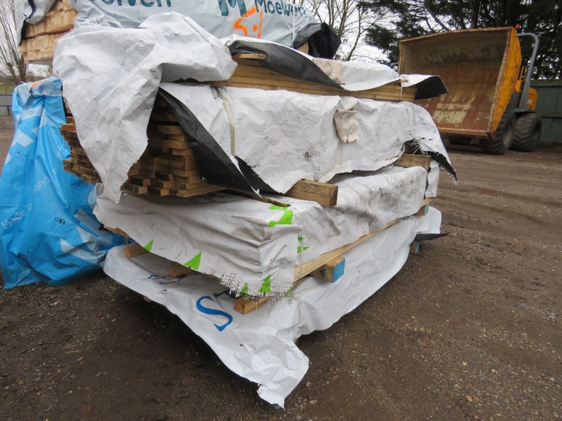 STACK OF 4 SMALL BUNDLES OF ASSORTED FENCING TIMBERS, 1.8M LENGTH APPROX.
