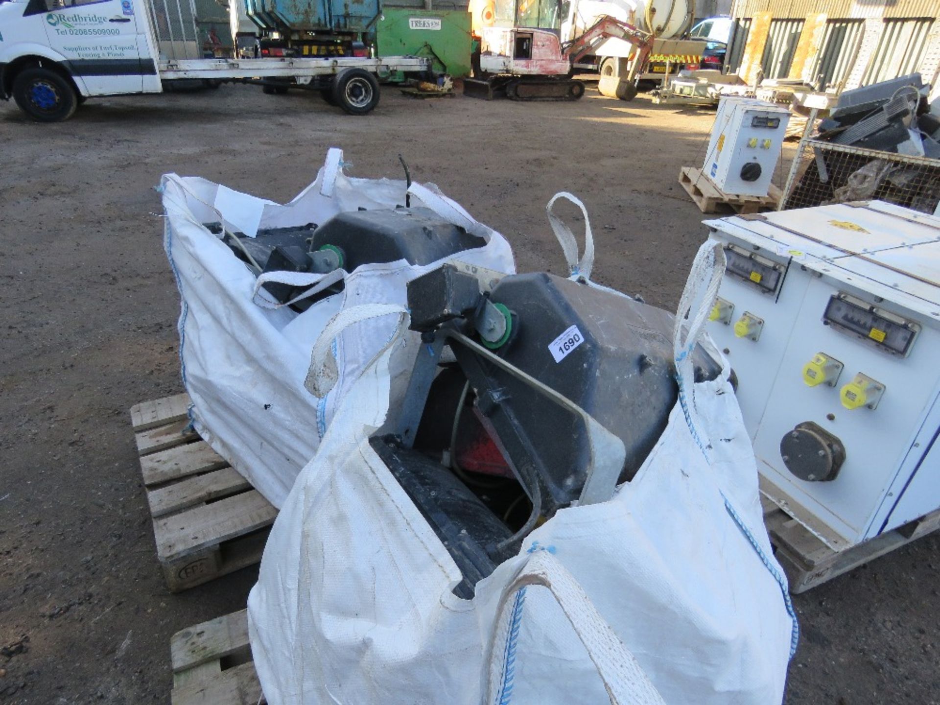 2 X BULK BAGS CONTAINING YARD LIGHTS. THIS LOT IS SOLD UNDER THE AUCTIONEERS MARGIN SCHEME, THERE