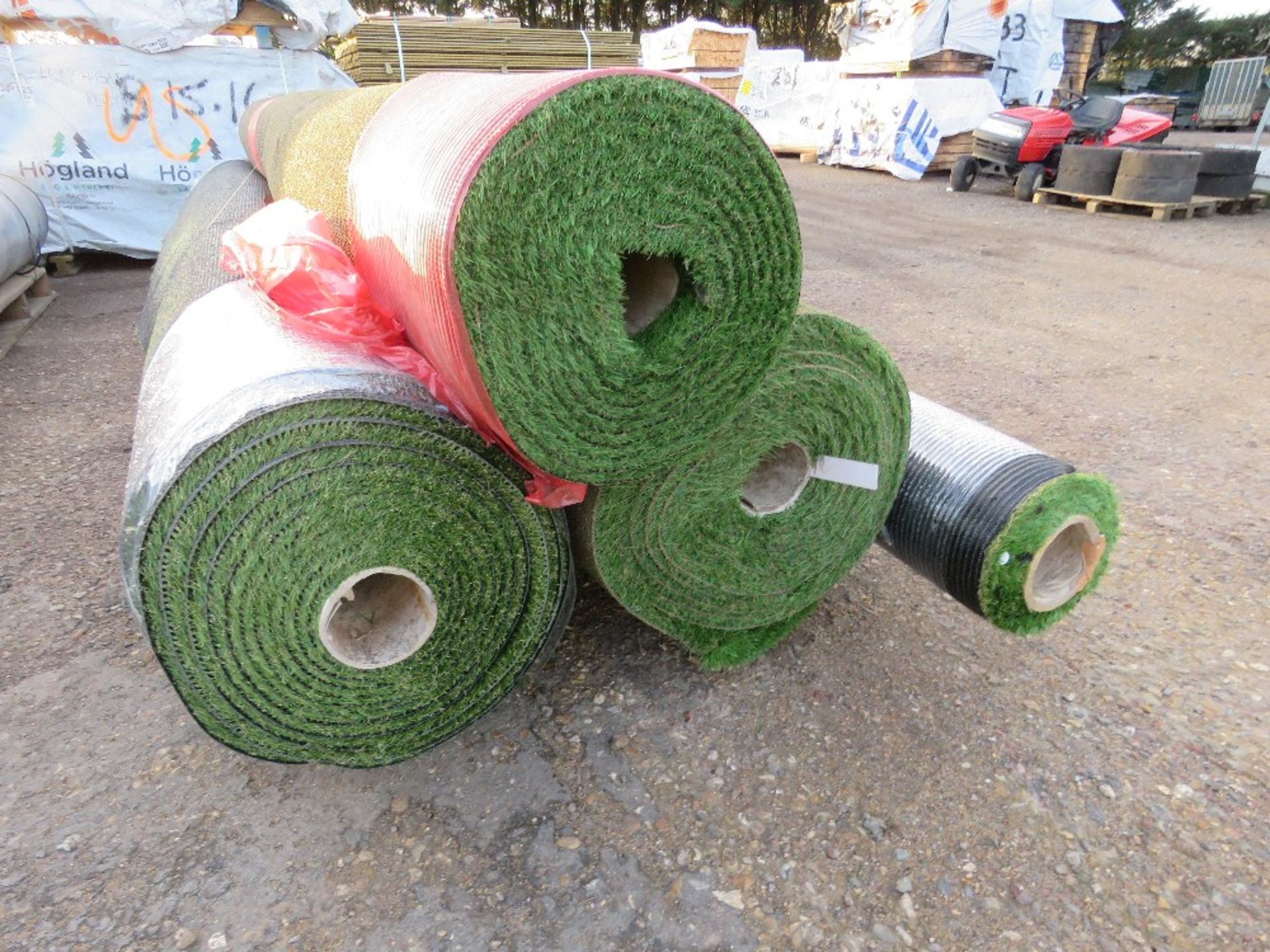 4 X ROLLS OF ARTIFICIAL GRASS / ASTRO TURF, 4M WIDTH. THIS LOT IS SOLD UNDER THE AUCTIONEERS MAR - Image 2 of 4