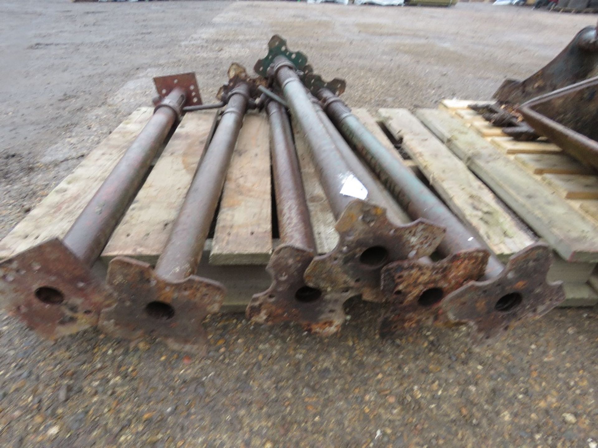 6 ACROW TYPE SUPPORT PROPS 3FT CLOSED LENGTH. THIS LOT IS SOLD UNDER THE AUCTIONEERS MARGIN SCHE - Image 4 of 4