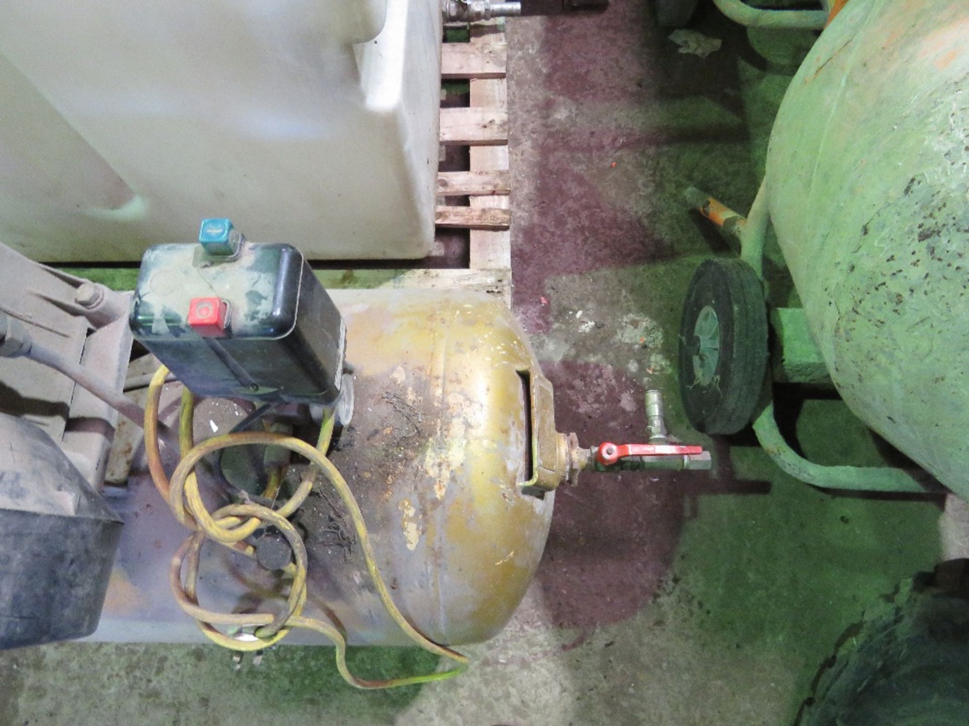 LARGE SIZED 240VOLT POWERED WORKSHOP COMPRESSOR. THIS LOT IS SOLD UNDER THE AUCTIONEERS MARGIN SCHE - Image 4 of 4