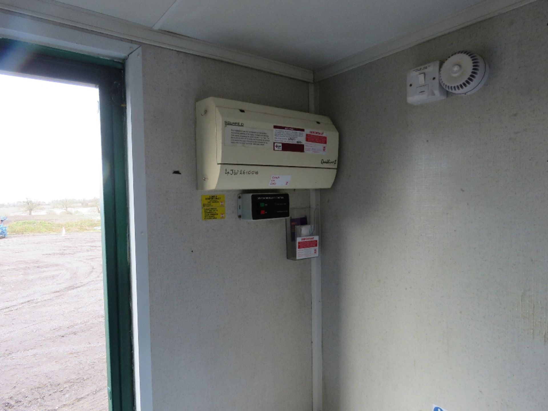 SECURE WELFARE CABIN, 32FT LENGTH X 10FT WIDTH APPROX WITH GENERATOR. ACCOMODATION COMPRISES OFFICE, - Image 7 of 16