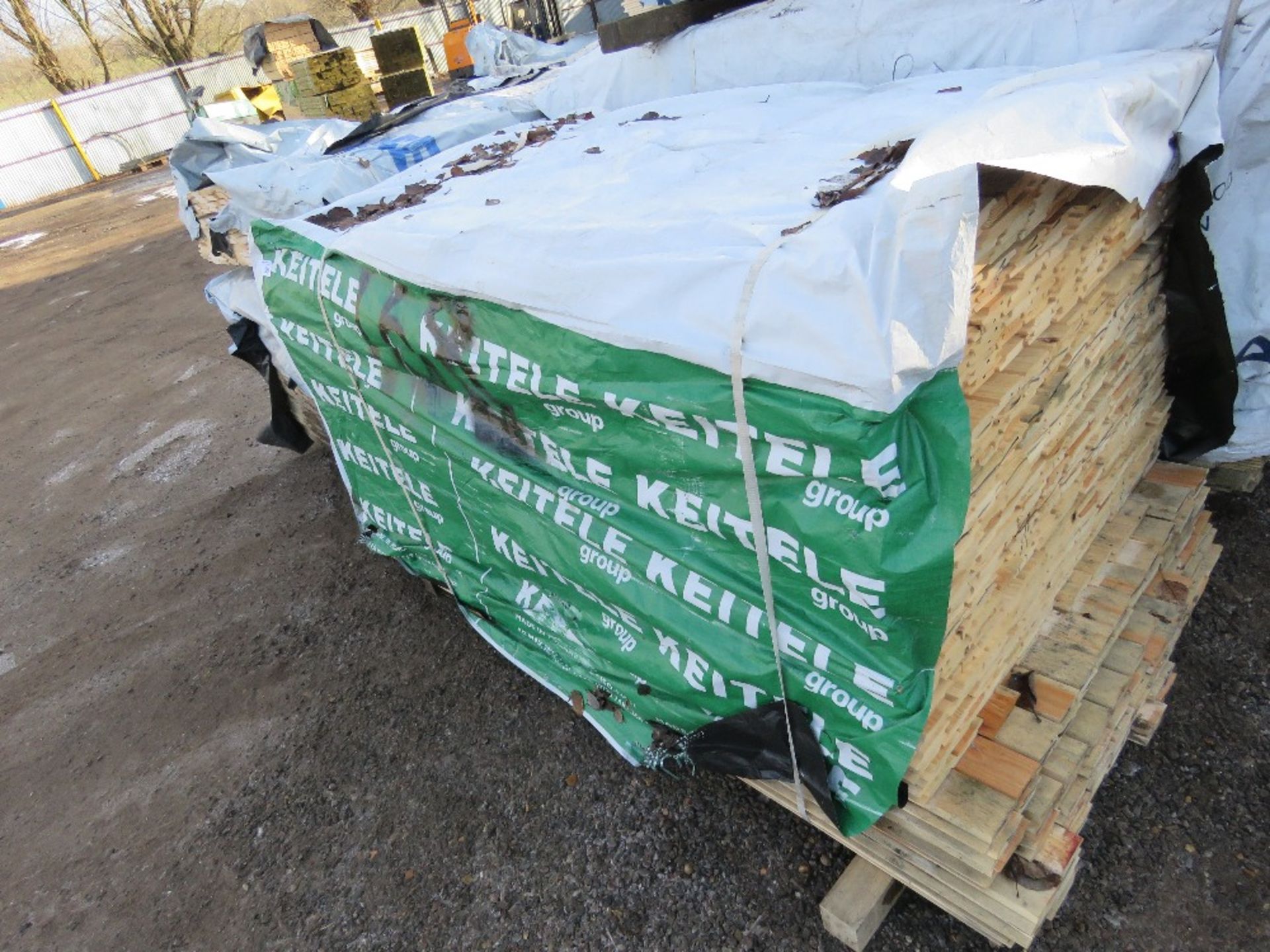 EXTRA LARGE PACK OF UNTREATED SHIPLAP FENCE CLADDING TIMBER BOARDS: 1.74M LENGTH X 100MM WIDTH APPRO - Image 2 of 3