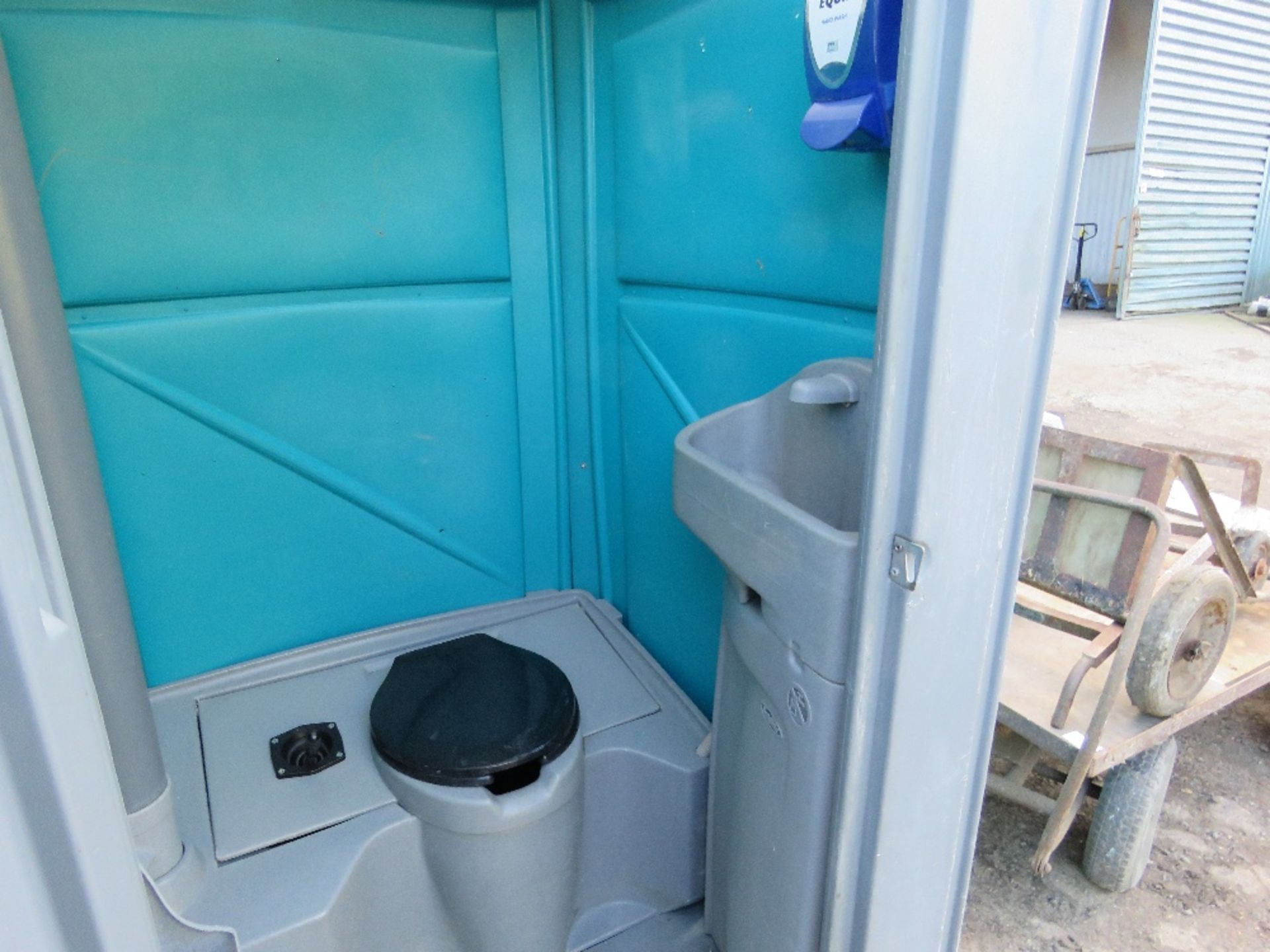 PORTABLE SITE TOILET WITH WASHBASIN AND URINAL. CLEANED AND BLUE DETERGENT ADDED READY FOR USE. T - Image 3 of 4