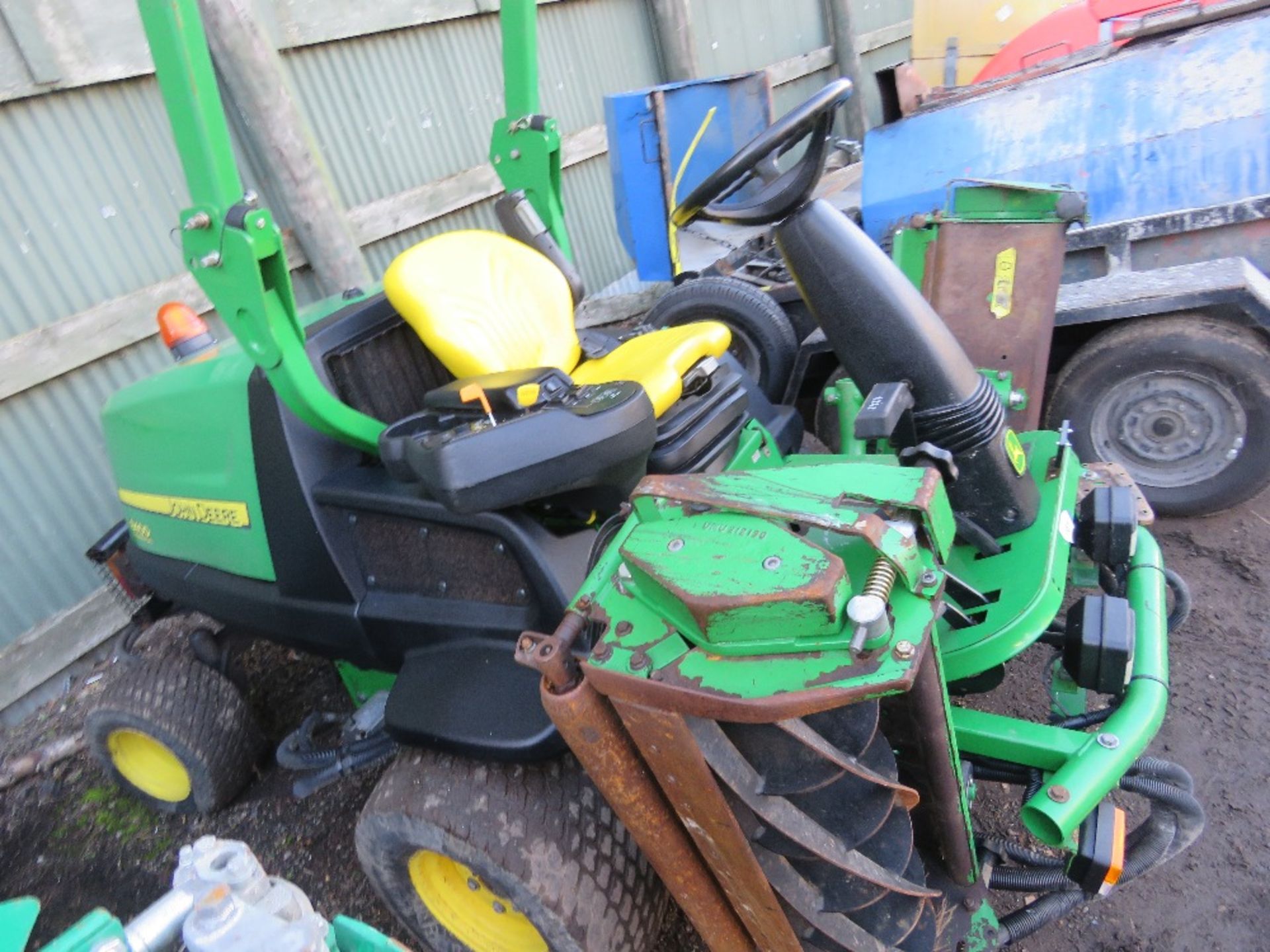 JOHN DEERE 8400 COMMERCIAL TRIPLE RIDE ON CYLINDER MOWER, 2927 REC HOURS. REG: OU13 BBN (LOG BOOK TO - Image 2 of 9