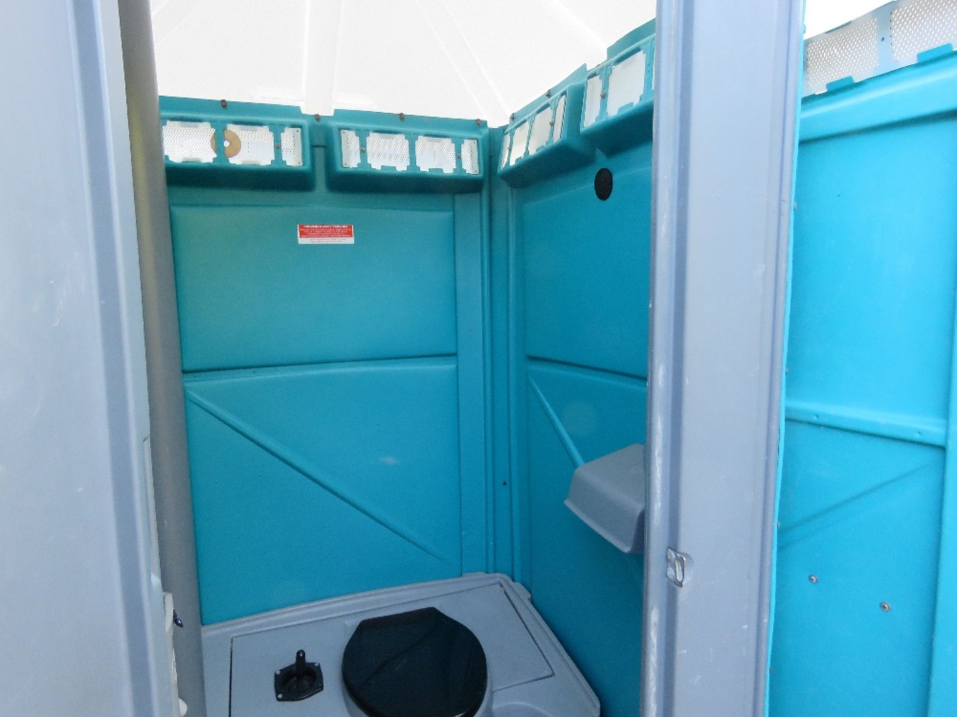 PORTABLE SITE TOILET WITH WASHBASIN. CLEANED AND BLUE DETERGENT ADDED READY FOR USE. THIS LOT IS - Image 3 of 3