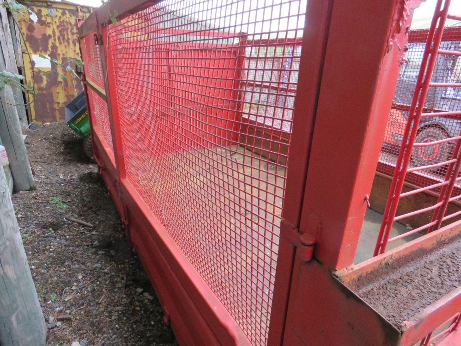 HL5 HOOK LOADER BIN WITH DROP SIDES AND MESH CAGE TOP. SIDE LOADING DOOR PLUS FULL WIDTH REAR DOOR. - Image 4 of 7