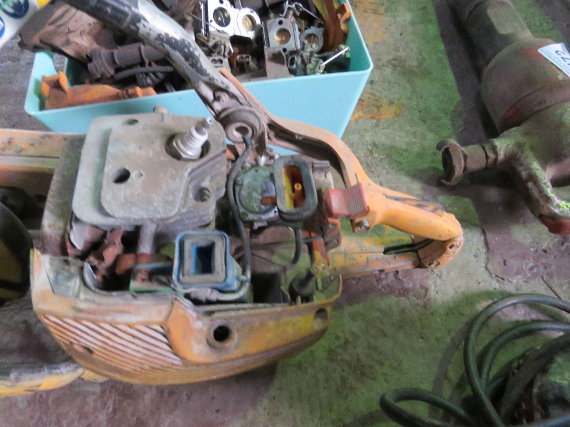 STRIMMER PLUS ASSORTED PETROL SAW PARTS. THIS LOT IS SOLD UNDER THE AUCTIONEERS MARGIN SCHEME, TH - Image 6 of 8