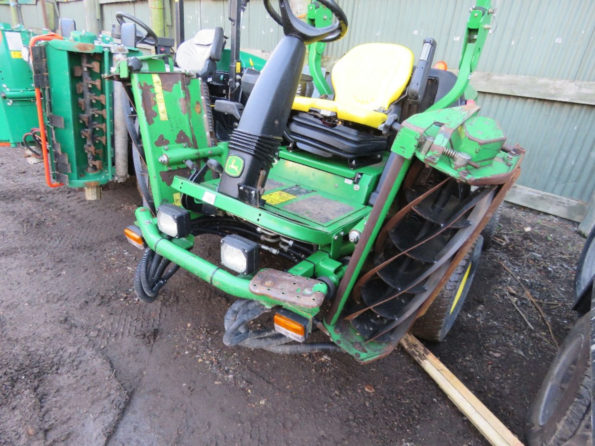 JOHN DEERE 8400 COMMERCIAL TRIPLE RIDE ON CYLINDER MOWER, 2927 REC HOURS. REG: OU13 BBN (LOG BOOK TO - Image 3 of 9