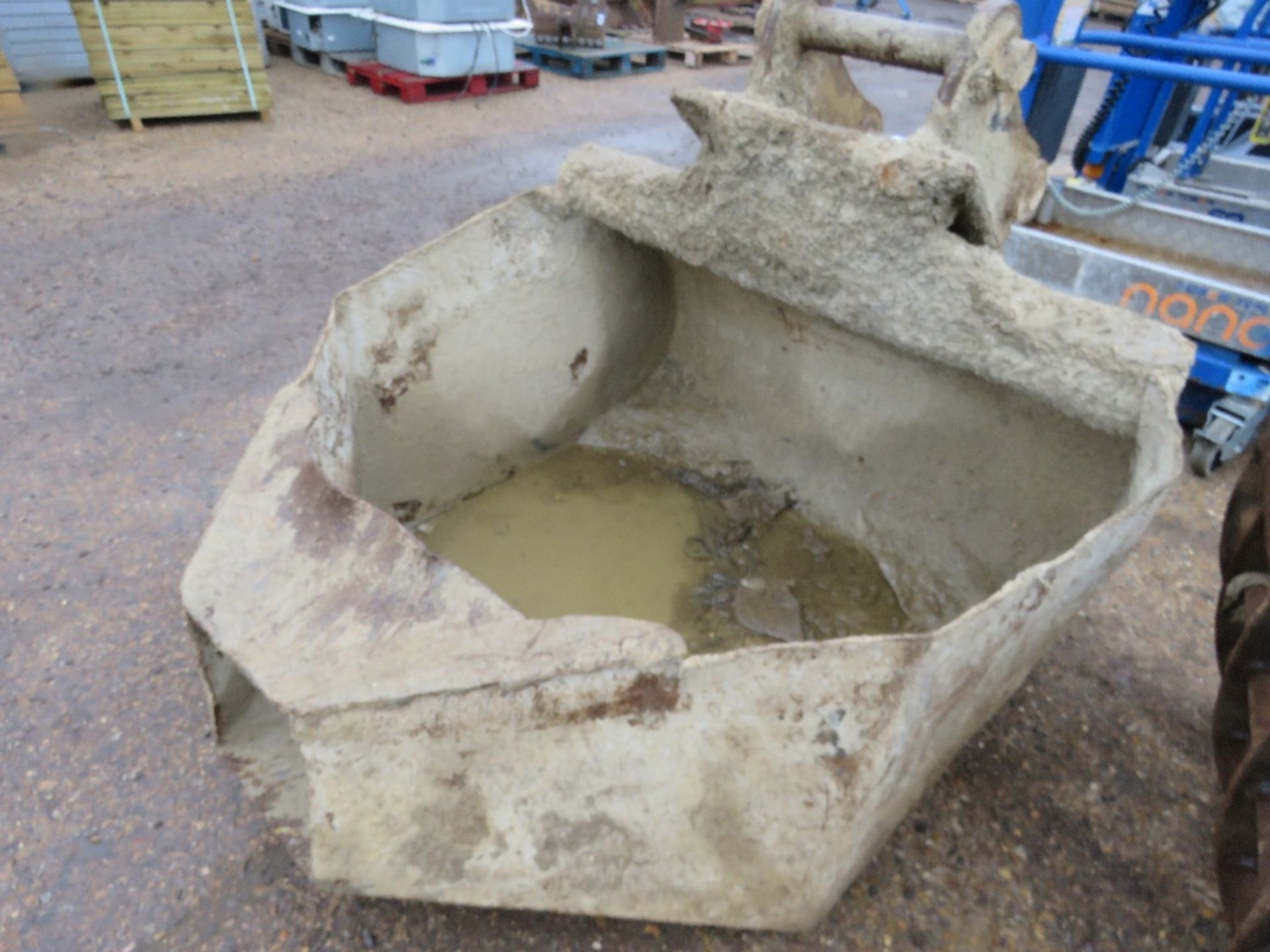 CONCRETE POURING FUNNEL BUCKET FOR 13/14 TONNE EXCAVATOR ON 65MM PINS. - Image 2 of 4