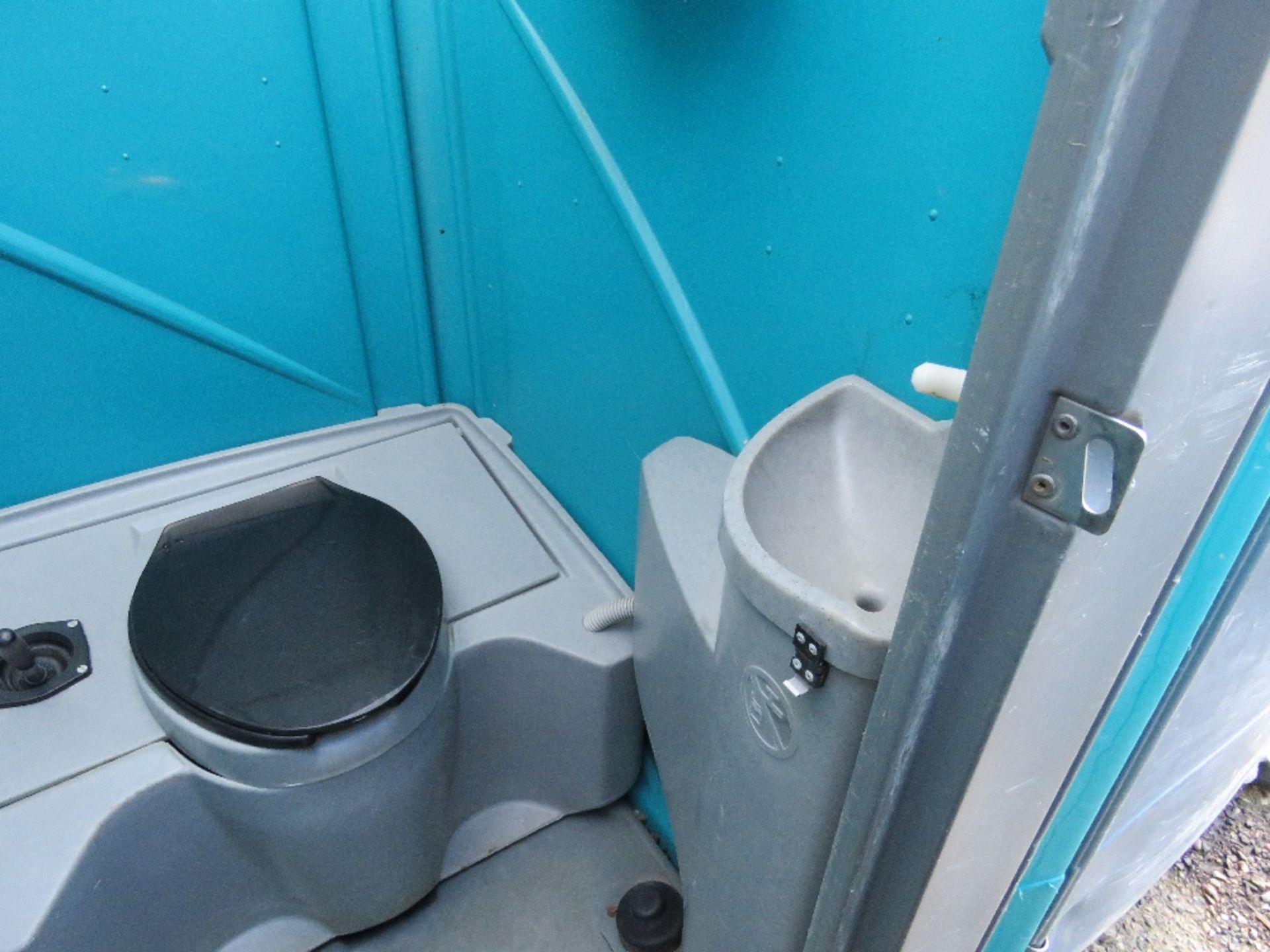 PORTABLE SITE TOILET WITH WASHBASIN AND URINAL CLEANED AND BLUE DETERGENT ADDED READY FOR USE. TH - Image 3 of 4