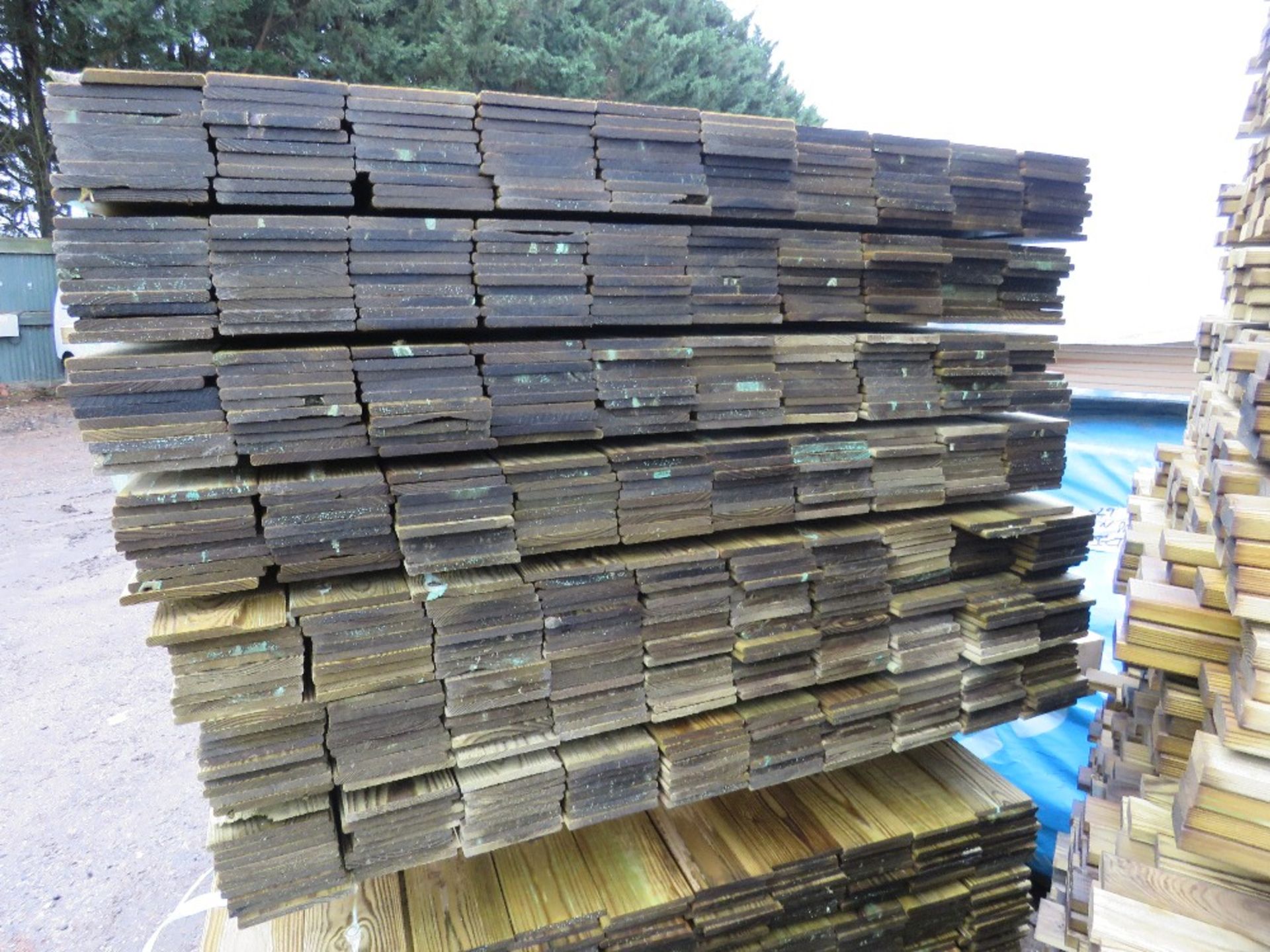 2 X LARGE PACKS OF TREATED HIT AND MISS FENCE TIMBER CLADDING BOARDS: 1.74M LENGTH X 100MM WIDTH AP - Image 3 of 8