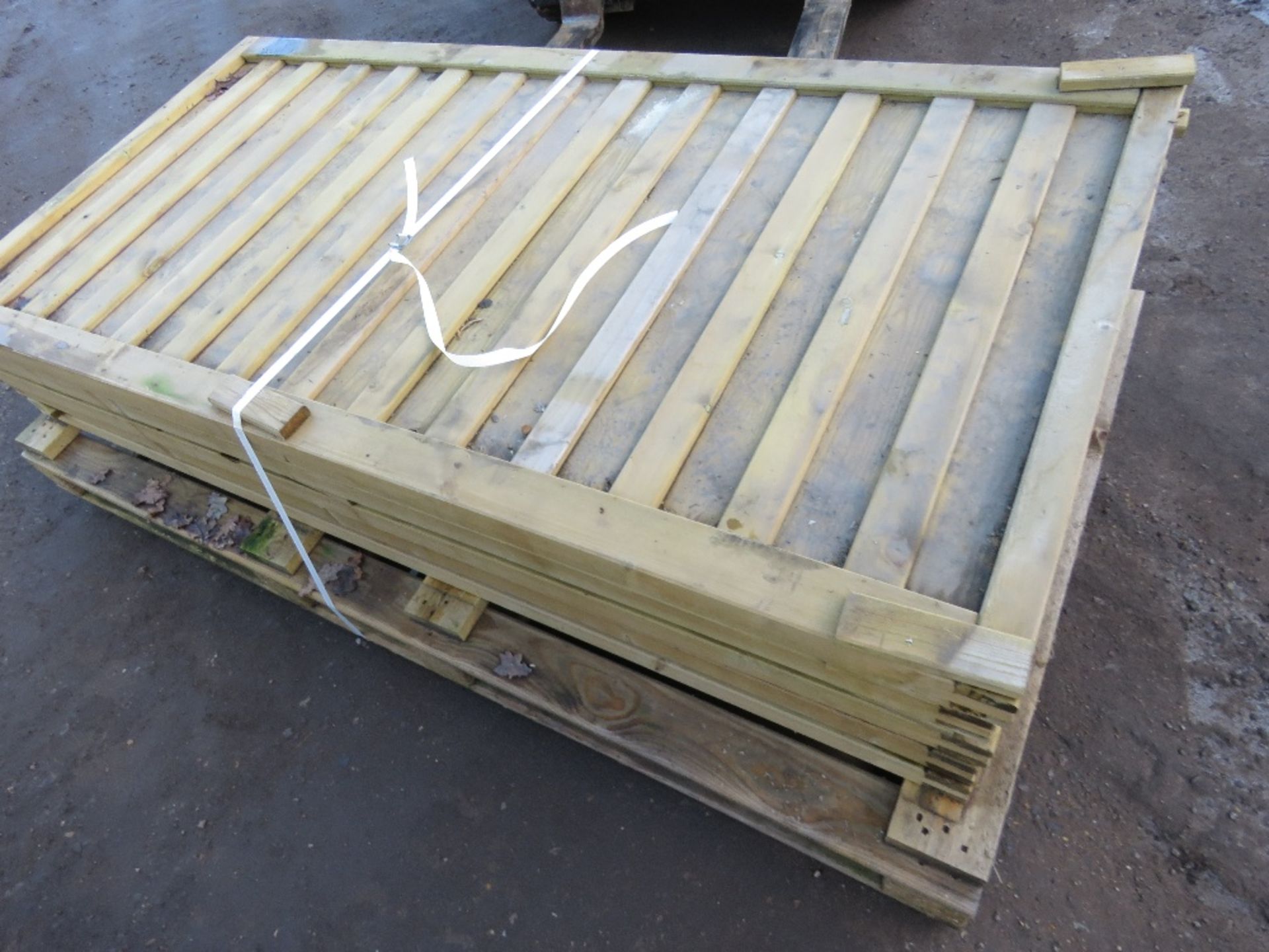 STACK OF 5NO ASSORTED WOODEN FENCE PANELS 92CM X 183CM APPROX. - Image 3 of 3