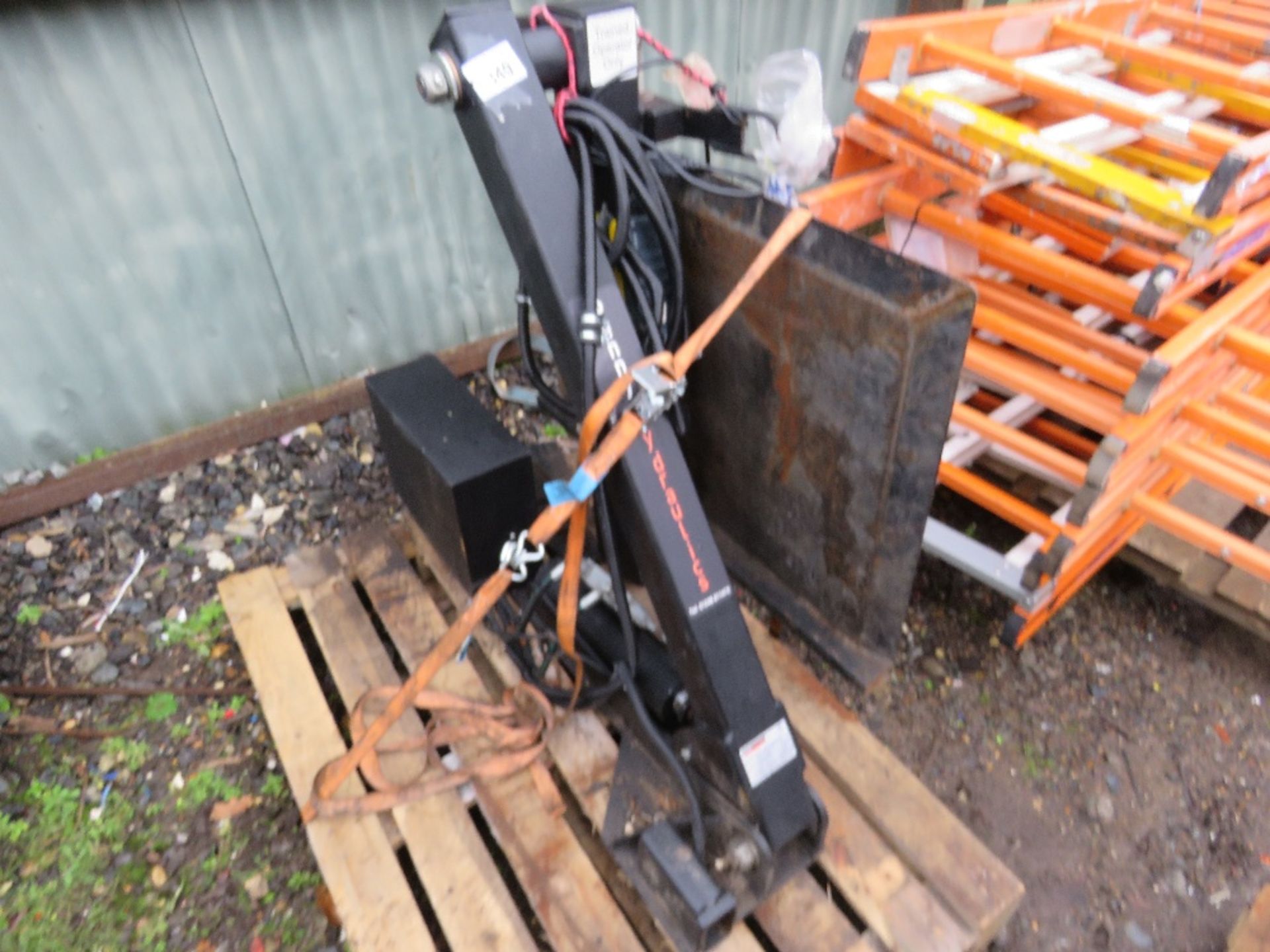 PENNY HYDRAULICS HYDRAULIC VAN MOUNTED LIFT FOR COMPACTION PLATE ETC, 250KG RATED WITH A REMOTE CONT