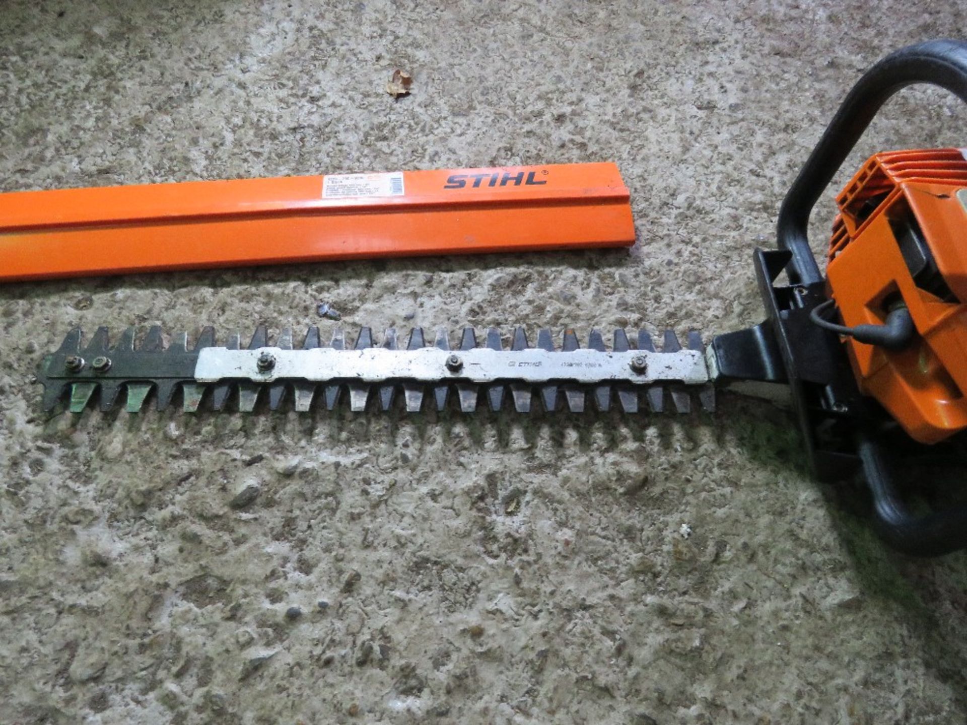 STIHL HS75 PETROL ENGINED HEDGE CUTTER. THIS LOT IS SOLD UNDER THE AUCTIONEERS MARGIN SCHEME, THE - Image 4 of 5