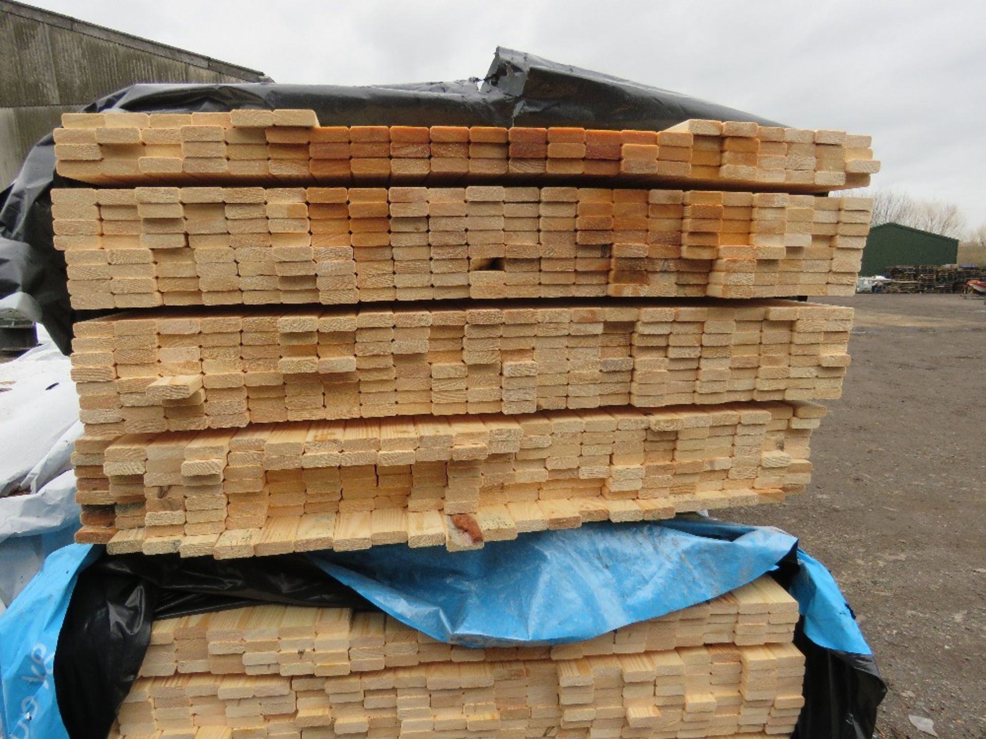 2 X PACKS OF UNTREATED VENETIAN FENCE TIMBER CLADDING SLATS: 1.83M AND 1.73M LENGTH X 17MM DEPTH X 4 - Image 3 of 6