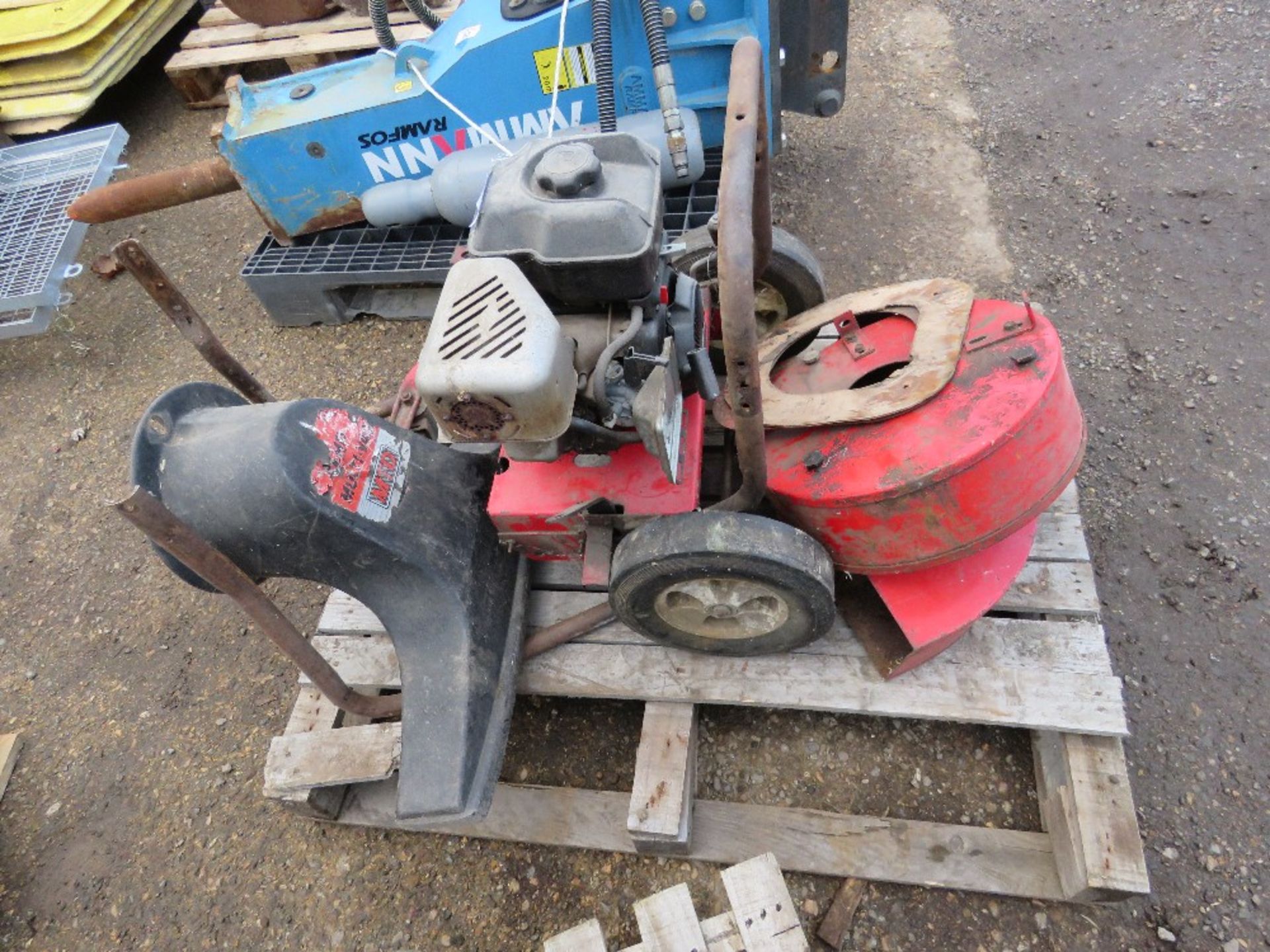 MTD LEAF VACUUM SPARES. THIS LOT IS SOLD UNDER THE AUCTIONEERS MARGIN SCHEME, THEREFORE NO VAT WI - Image 2 of 3