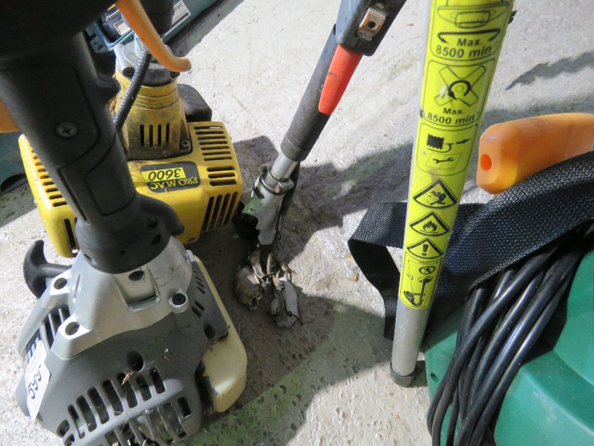 STRIMMER AND HEDGE CUTTER PARTS PLUS A 240VOLT VACUUM. - Image 9 of 9