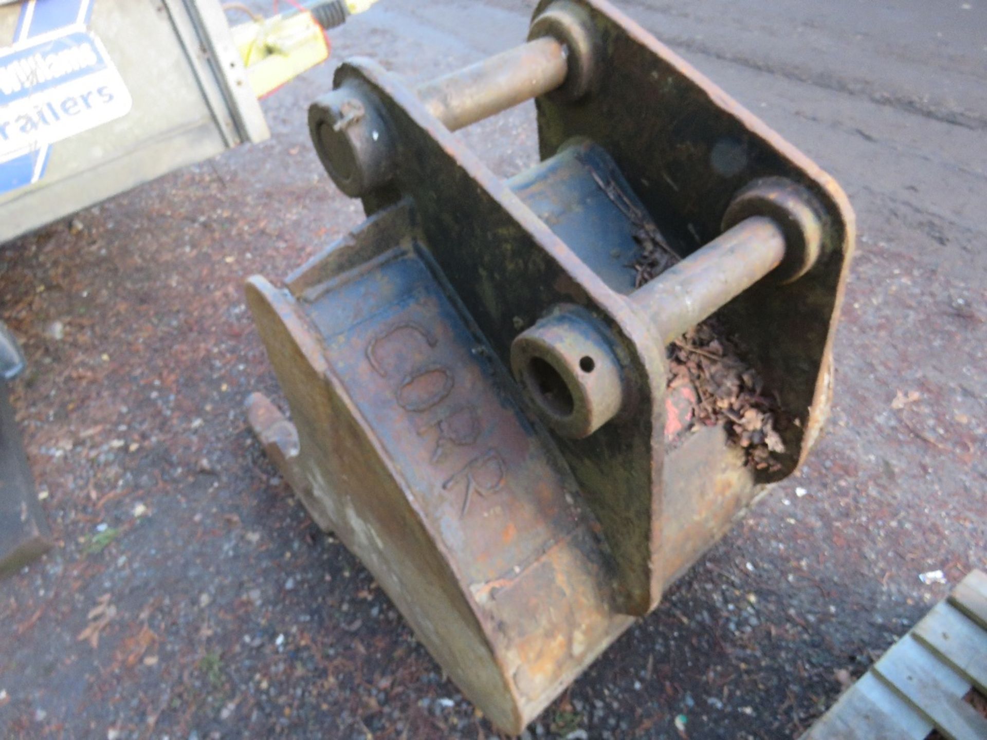 EXCAVATOR BUCKET, 2FT WIDTH WITH 50MM PINS APROX, SUITABLE FOR 8 TONNE MACHINE. THIS LOT IS SOLD - Image 3 of 3