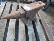 MEDIUM SIZED BLACKSMITH'S ANVIL. THIS LOT IS SOLD UNDER THE AUCTIONEERS MARGIN SCHEME, THEREFORE