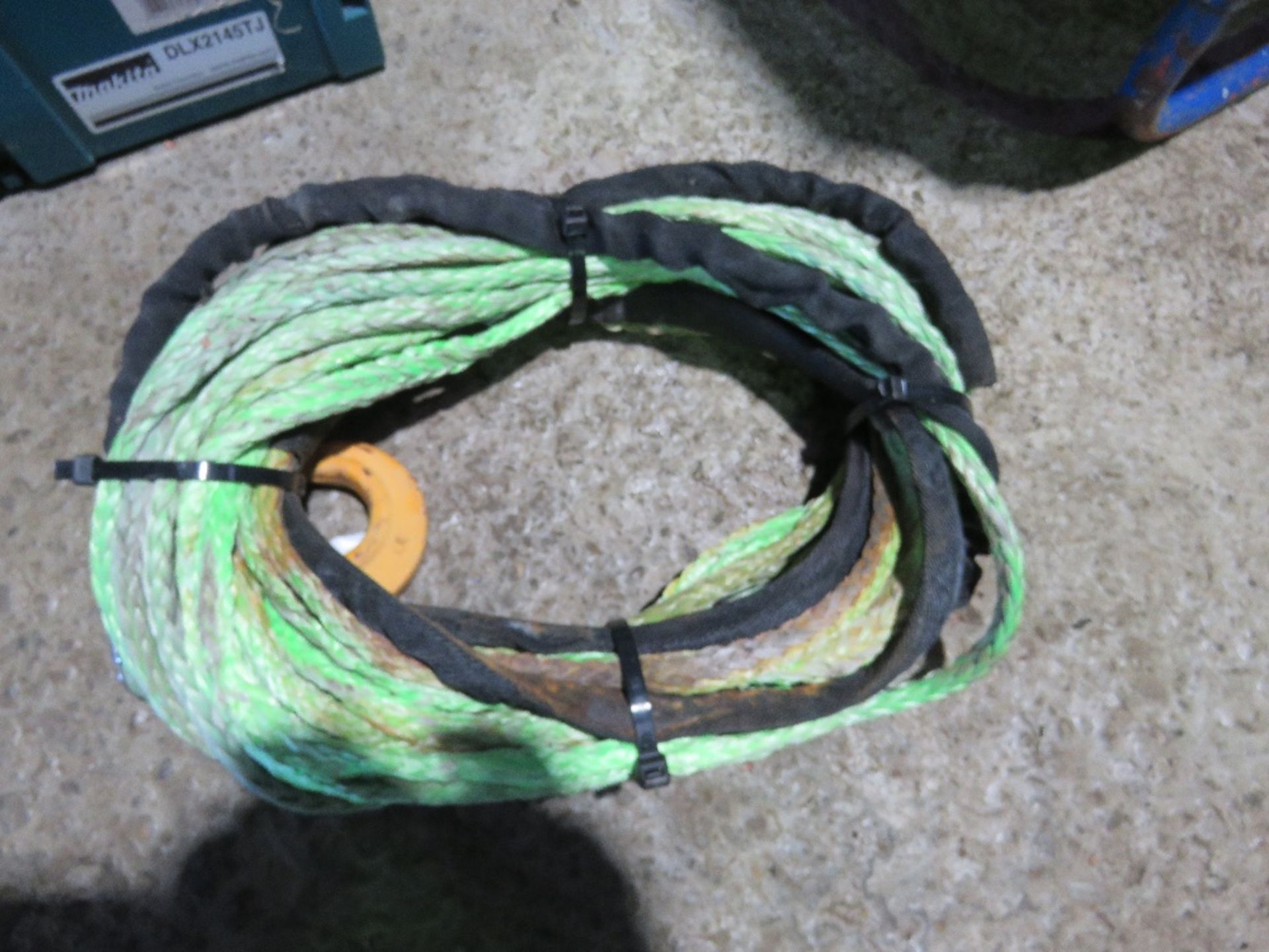 FLOATING WINCH ROPE WITH HOOK. THIS LOT IS SOLD UNDER THE AUCTIONEERS MARGIN SCHEME, THEREFORE NO - Image 2 of 2