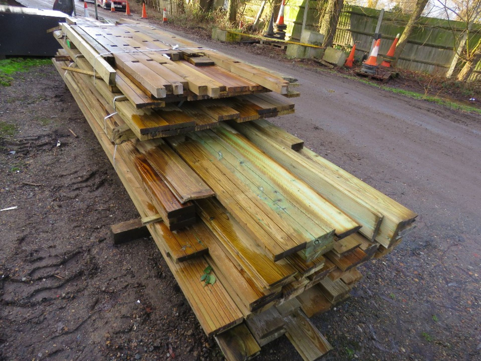 LARGE QUANTITY OF ASSORTED FENCING AND DECKING TIMBERS, 10-16FT LENGTH APPROX. - Image 3 of 4
