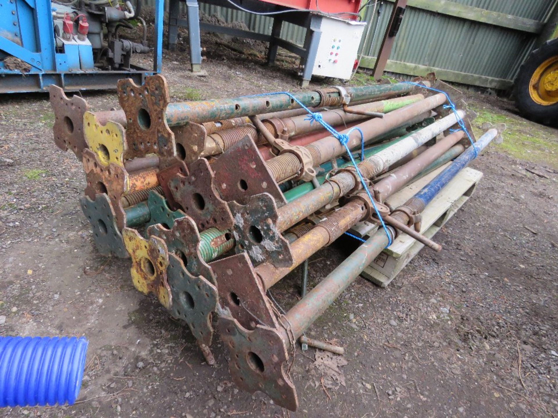 PALLET CONTAINING APPROXIMATELY 23NO ACROW TYPE SUPPORT PROPS. DIRECT FROM COMPANY LIQUIDATION.