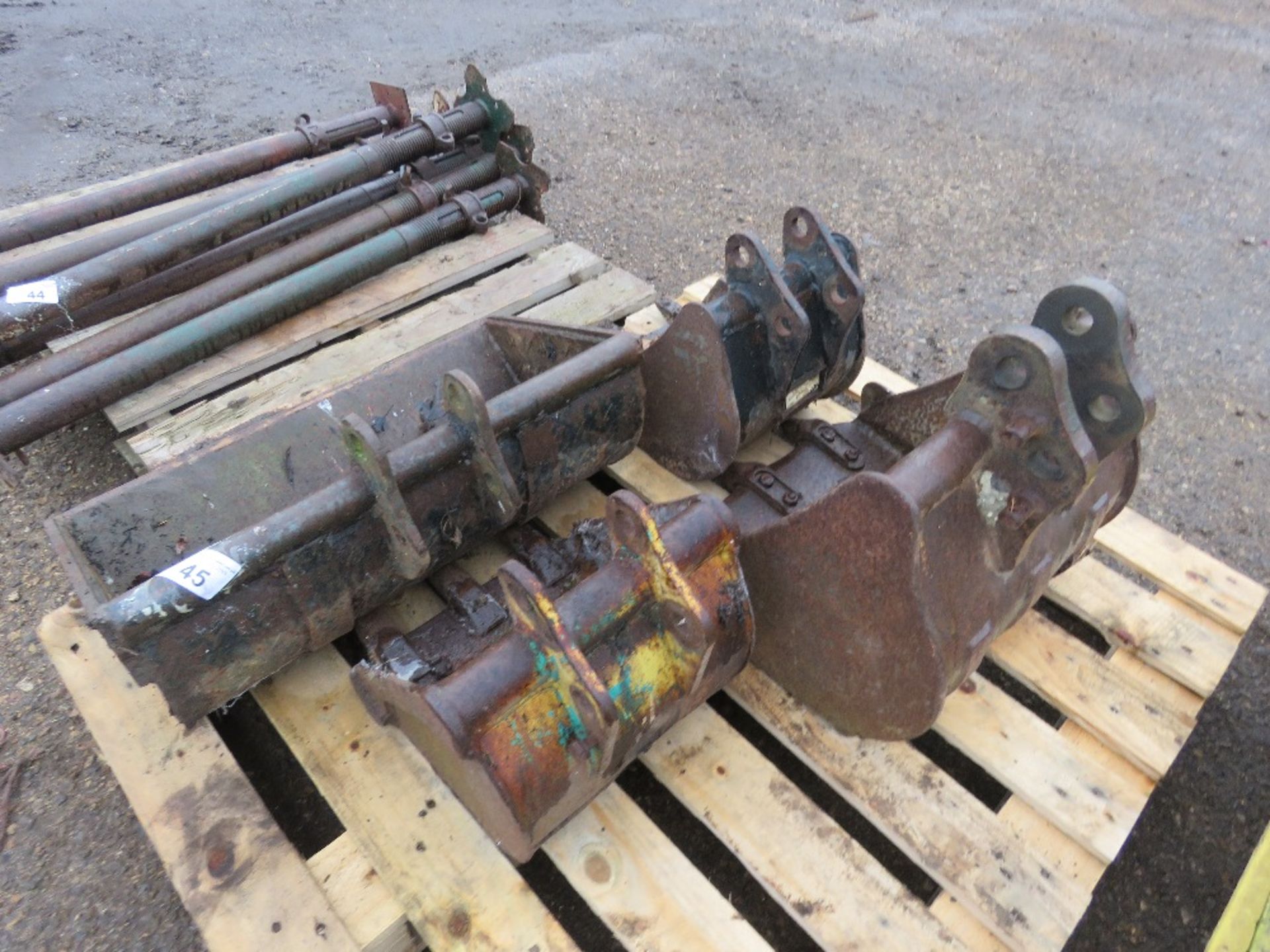 4 X ASSORTED MINI EXCAVATOR BUCKETS. THIS LOT IS SOLD UNDER THE AUCTIONEERS MARGIN SCHEME, THEREF - Image 2 of 3