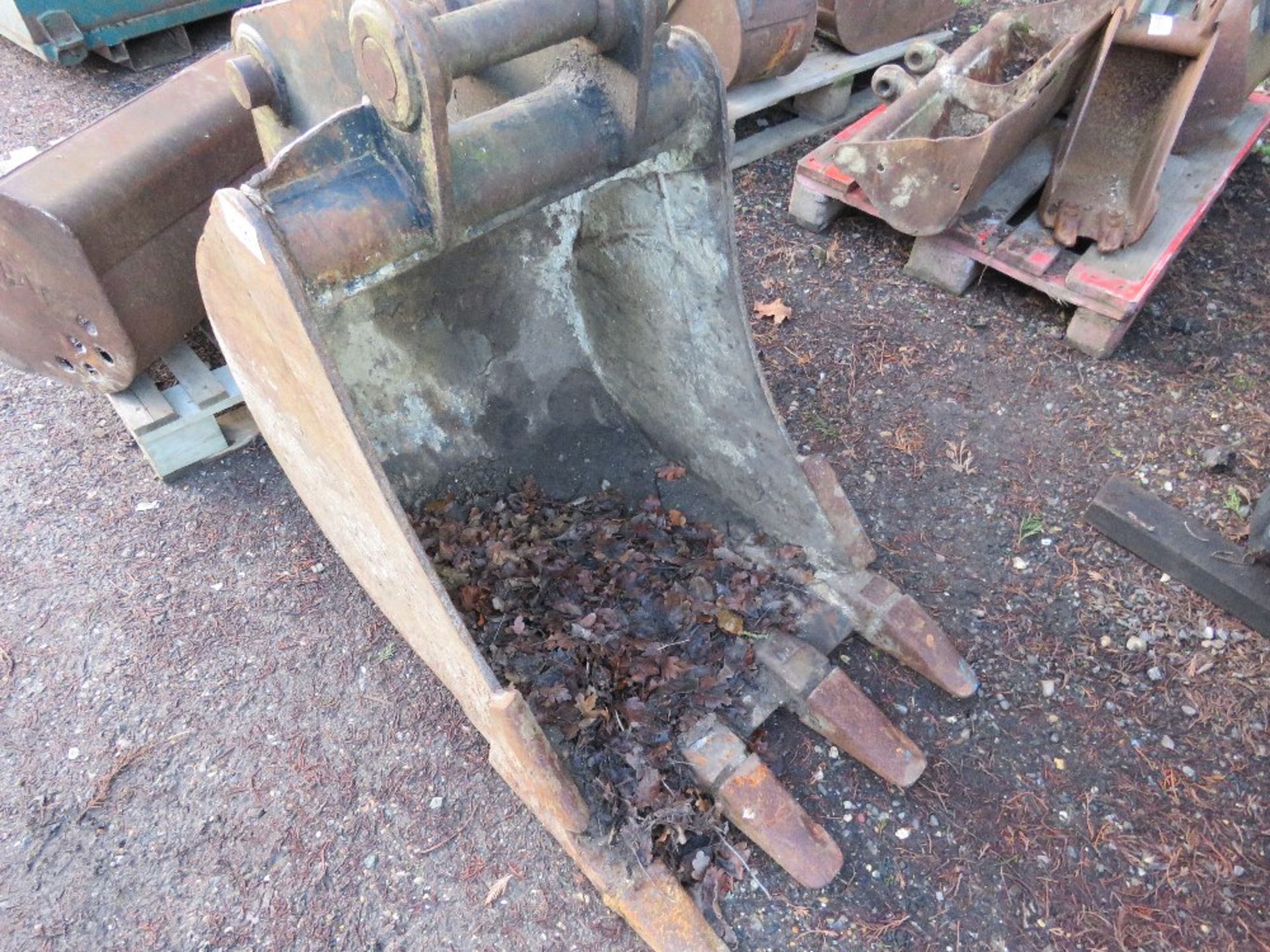 EXCAVATOR BUCKET, 2FT WIDTH WITH 50MM PINS APROX, SUITABLE FOR 8 TONNE MACHINE. THIS LOT IS SOLD