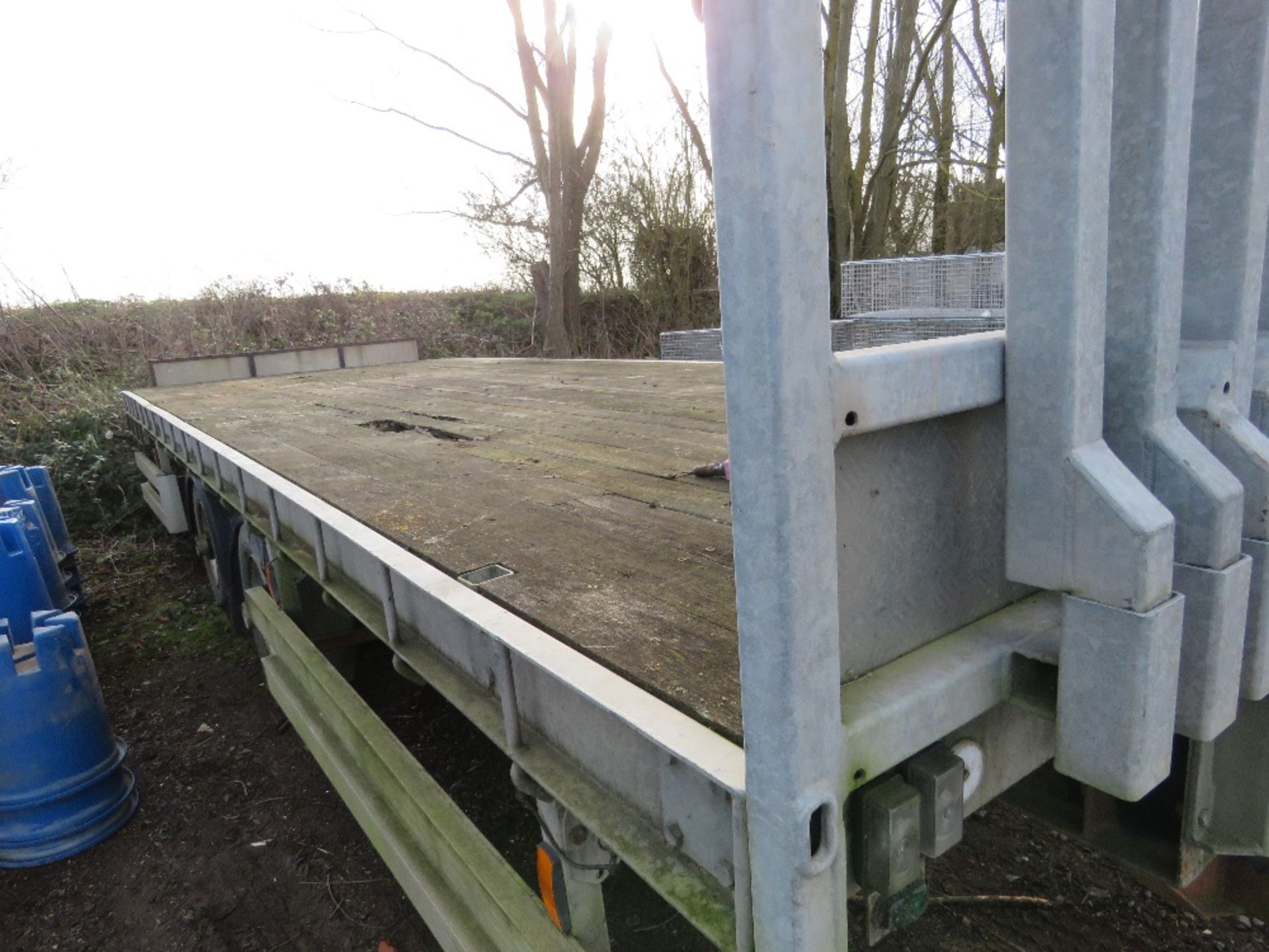TWIN AXLED FLAT BED DRAWBAR TRAILER. 22FT BED WITH SAFETY ANTI FALL DROP IN SIDE POSTS. 2.55M WIDE. - Image 10 of 17