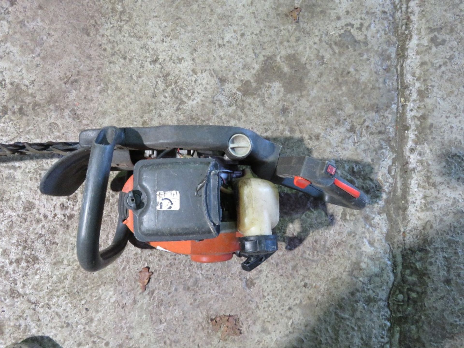HUSQVARNA PETROL HEDGE CUTTER. THIS LOT IS SOLD UNDER THE AUCTIONEERS MARGIN SCHEME, THEREFORE NO - Image 3 of 5
