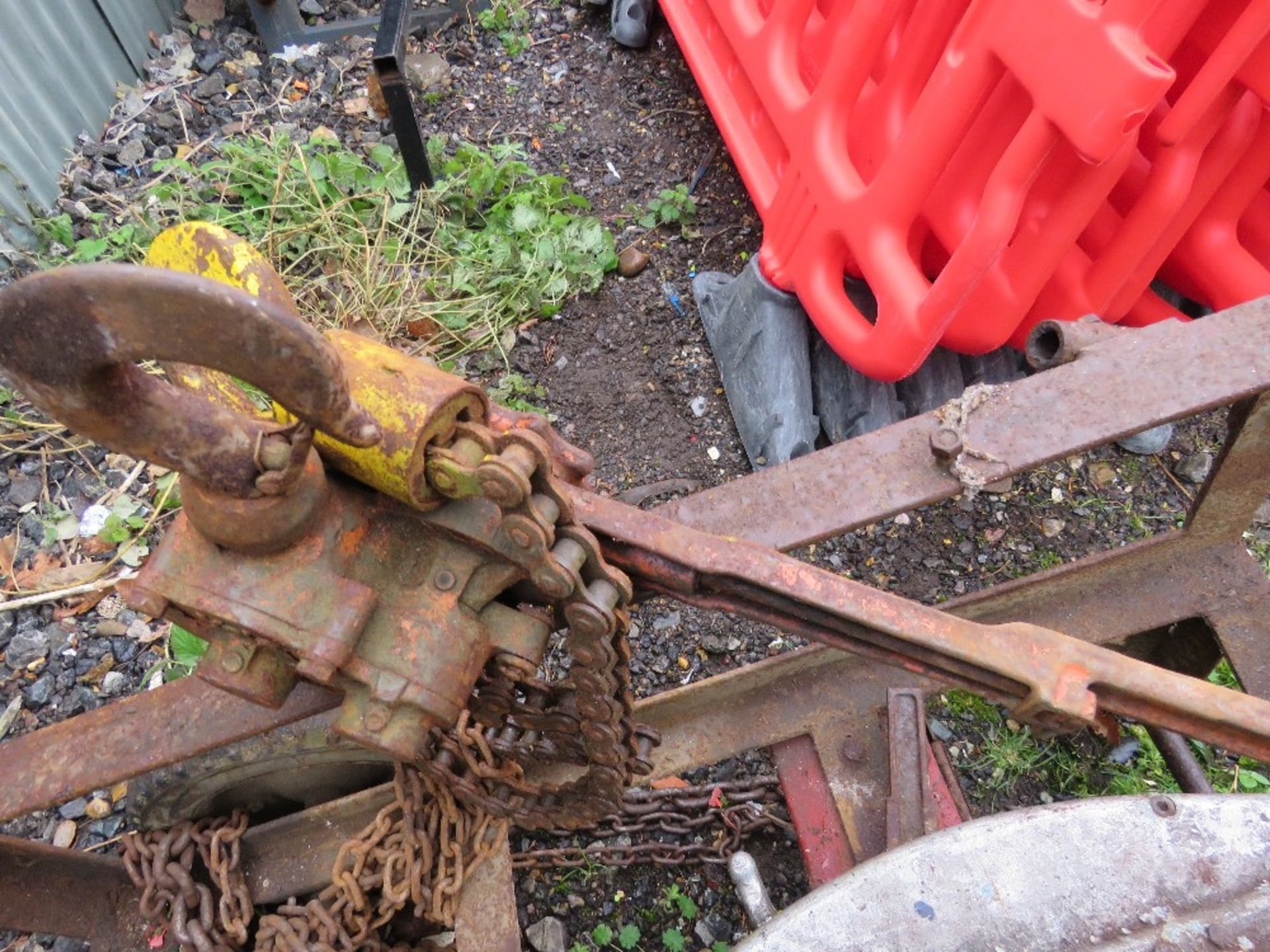 BOTTLE TROLLEY PLUS 4 X ASSORTED WINCHES/CHAIN HOISTS. THIS LOT IS SOLD UNDER THE AUCTIONEERS MAR - Image 2 of 6