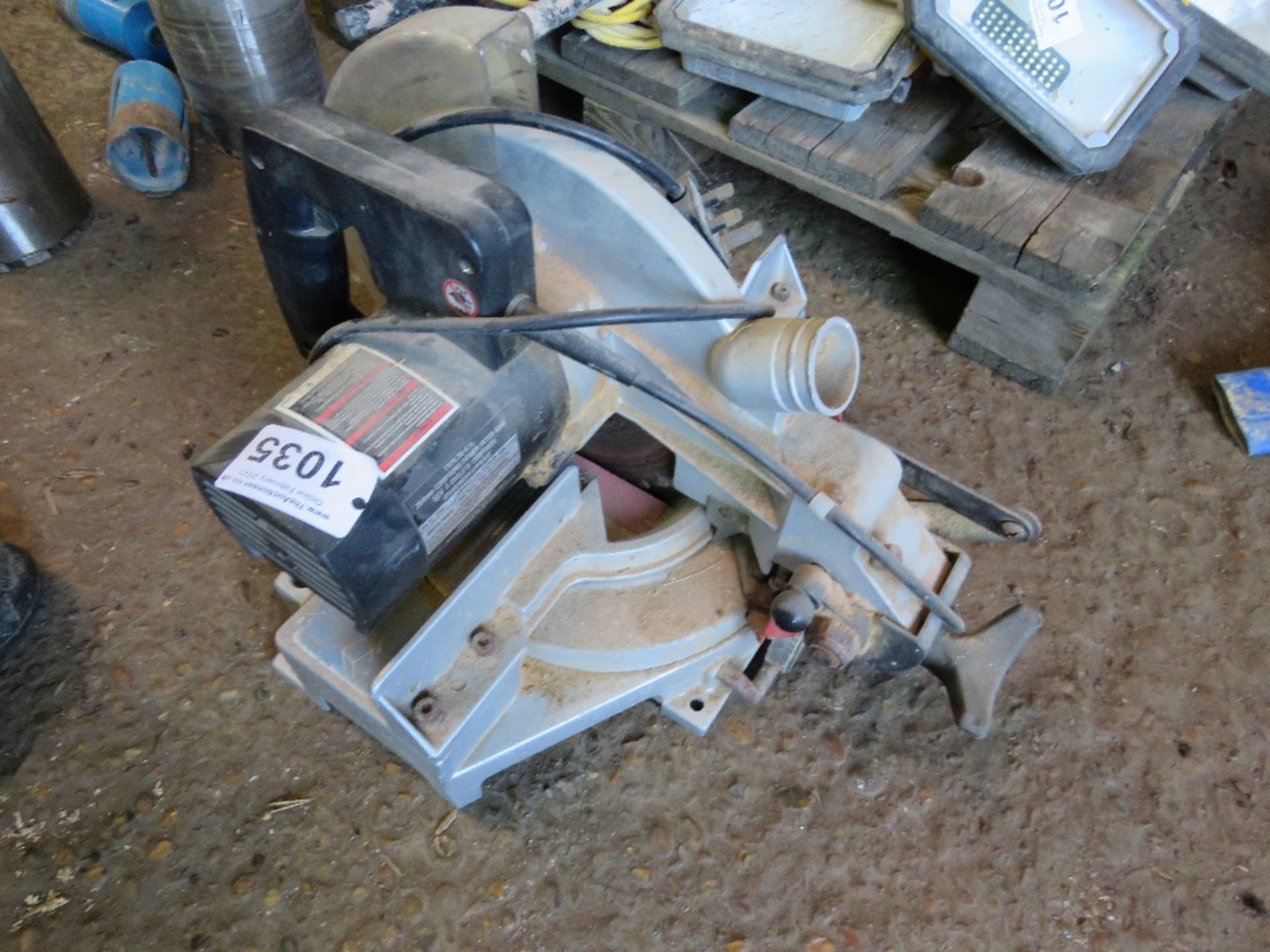 DELTA COMPAUND MITRE SAW, 240VOLT. SOURCED FROM COMPANY LIQUIDATION. THIS LOT IS SOLD UNDER THE AU - Image 4 of 5