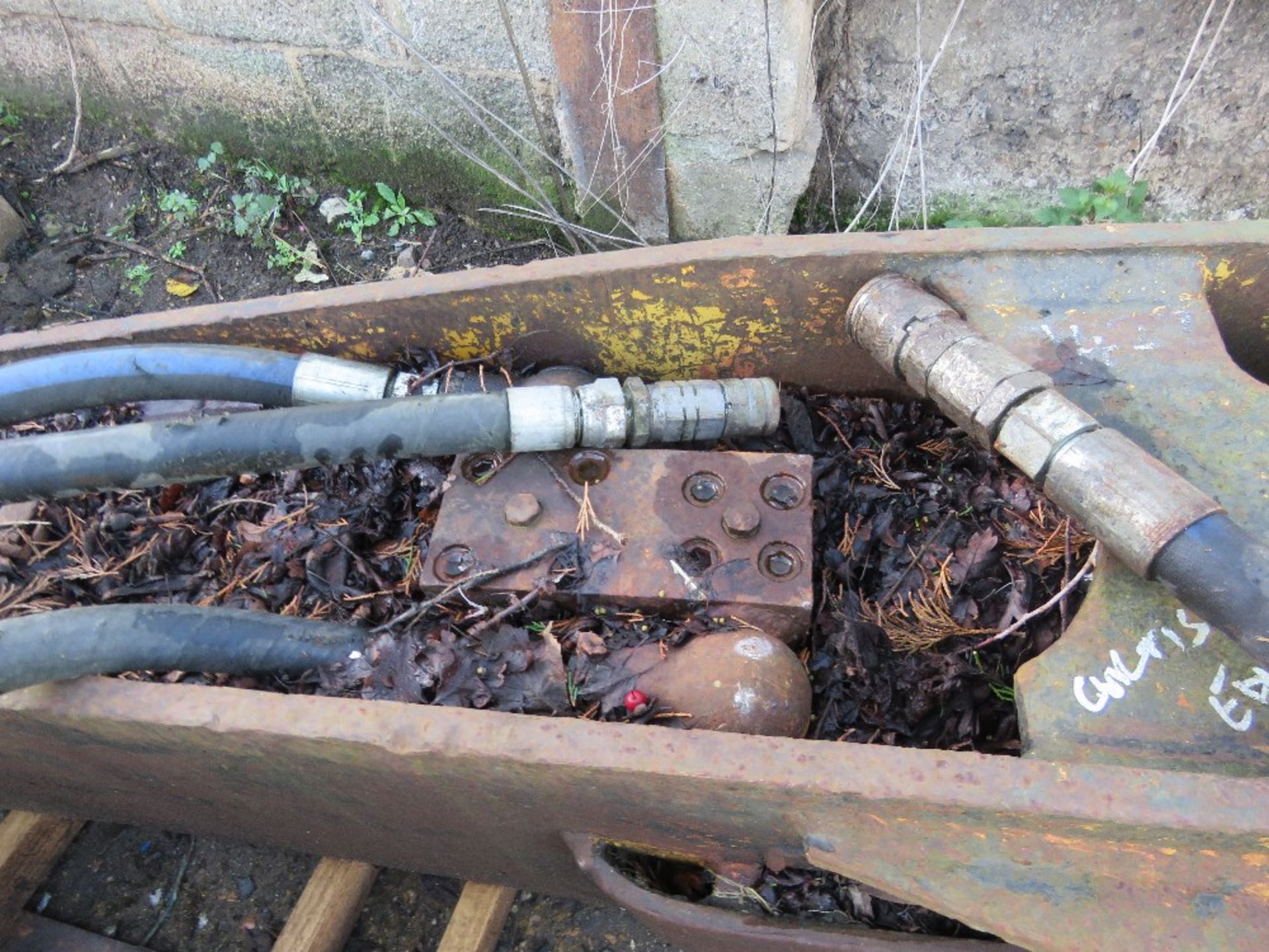 LARGE EXCAVATOR BREAKER ON 80MM PINS. - Image 4 of 4