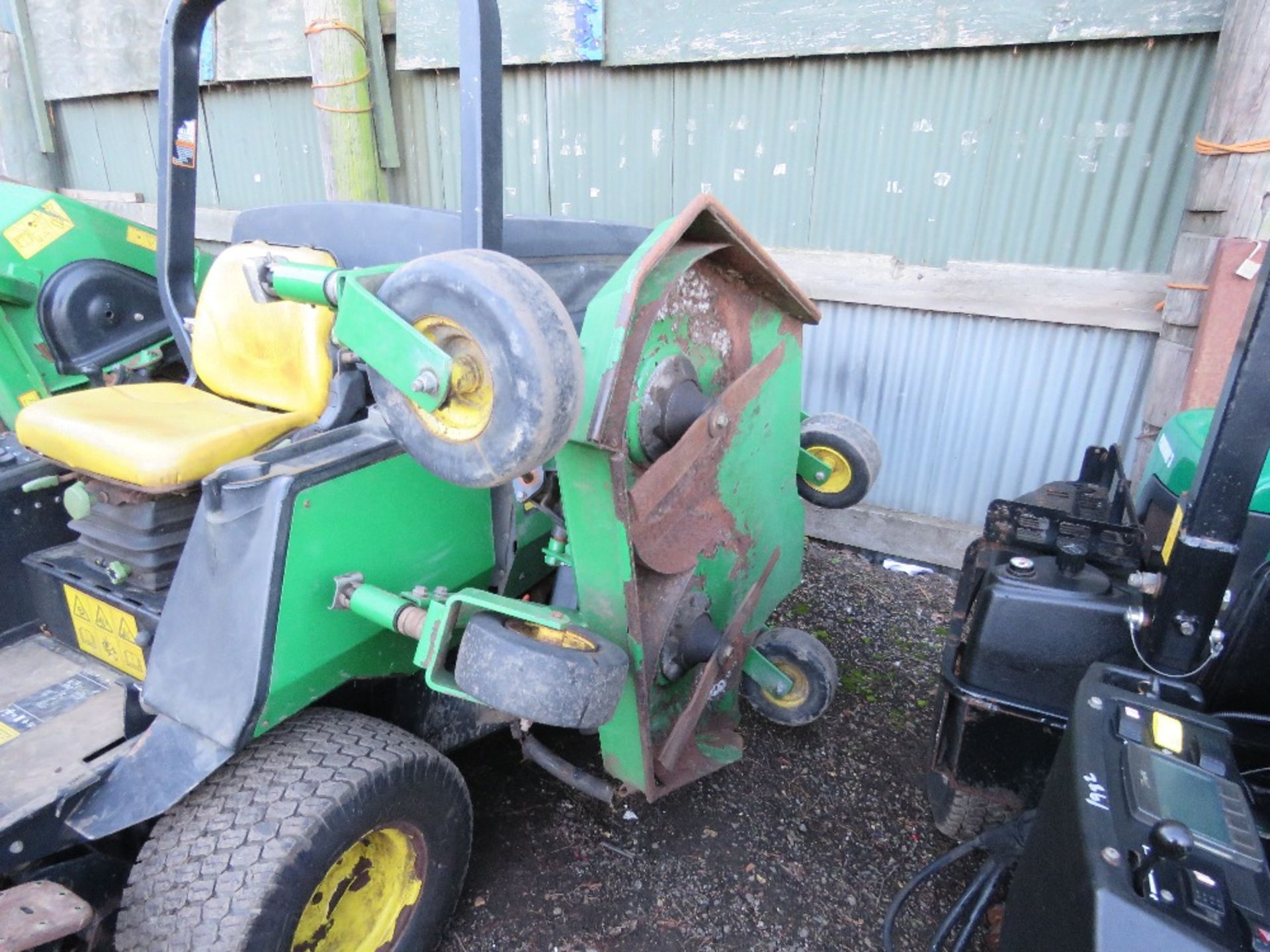 JOHN DEERE WAM 1600T 4 WHEEL DRIVE BATWING MOWER, YEAR 2008 APPROX. 2931 REC HOURS. WHEN TESTED WAS - Image 4 of 10